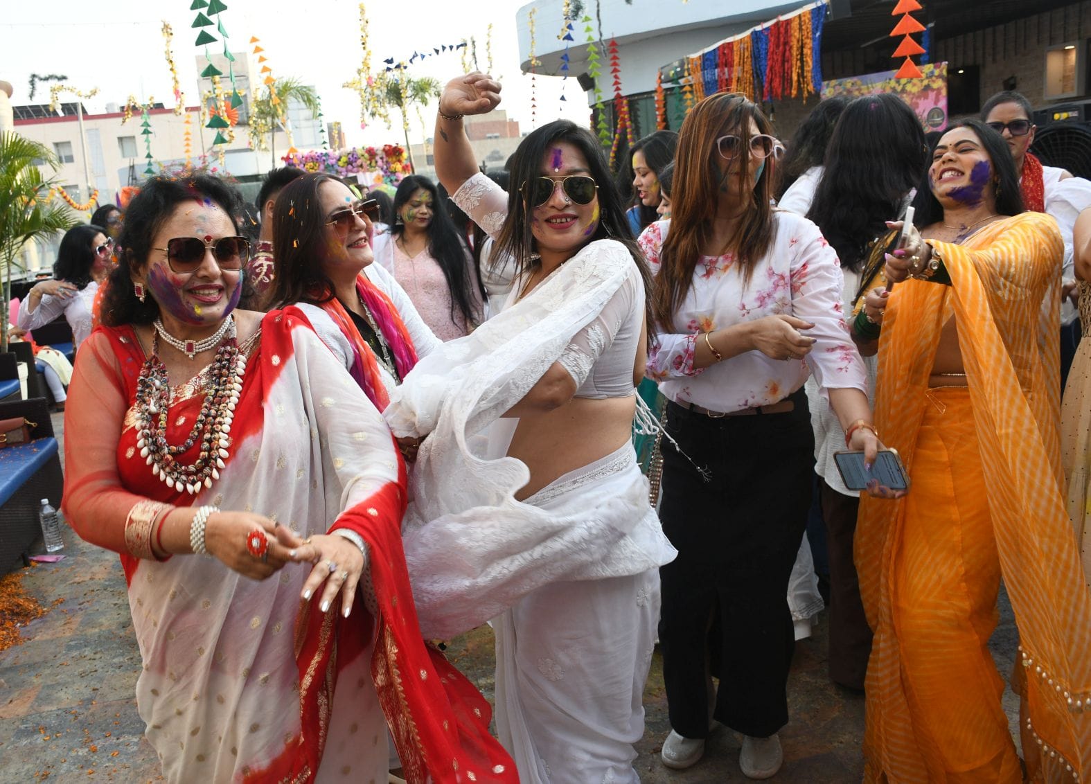 महिलाओं ने शनिवार को जमकर होली खेली। महिलाओं ने शनिवार को जमकर होली खेली।