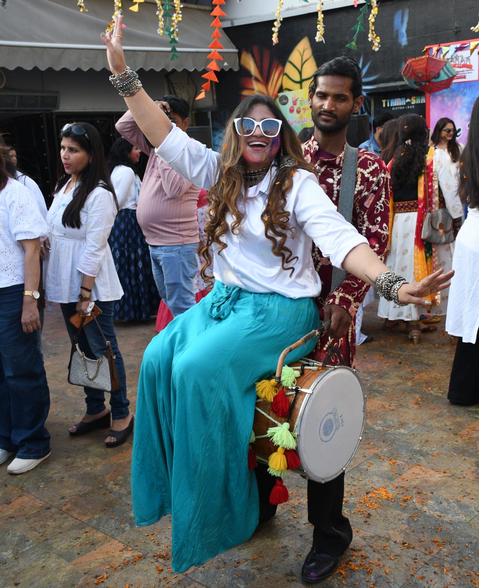 महिलाओं ने शनिवार को जमकर होली खेली। महिलाओं ने शनिवार को जमकर होली खेली।