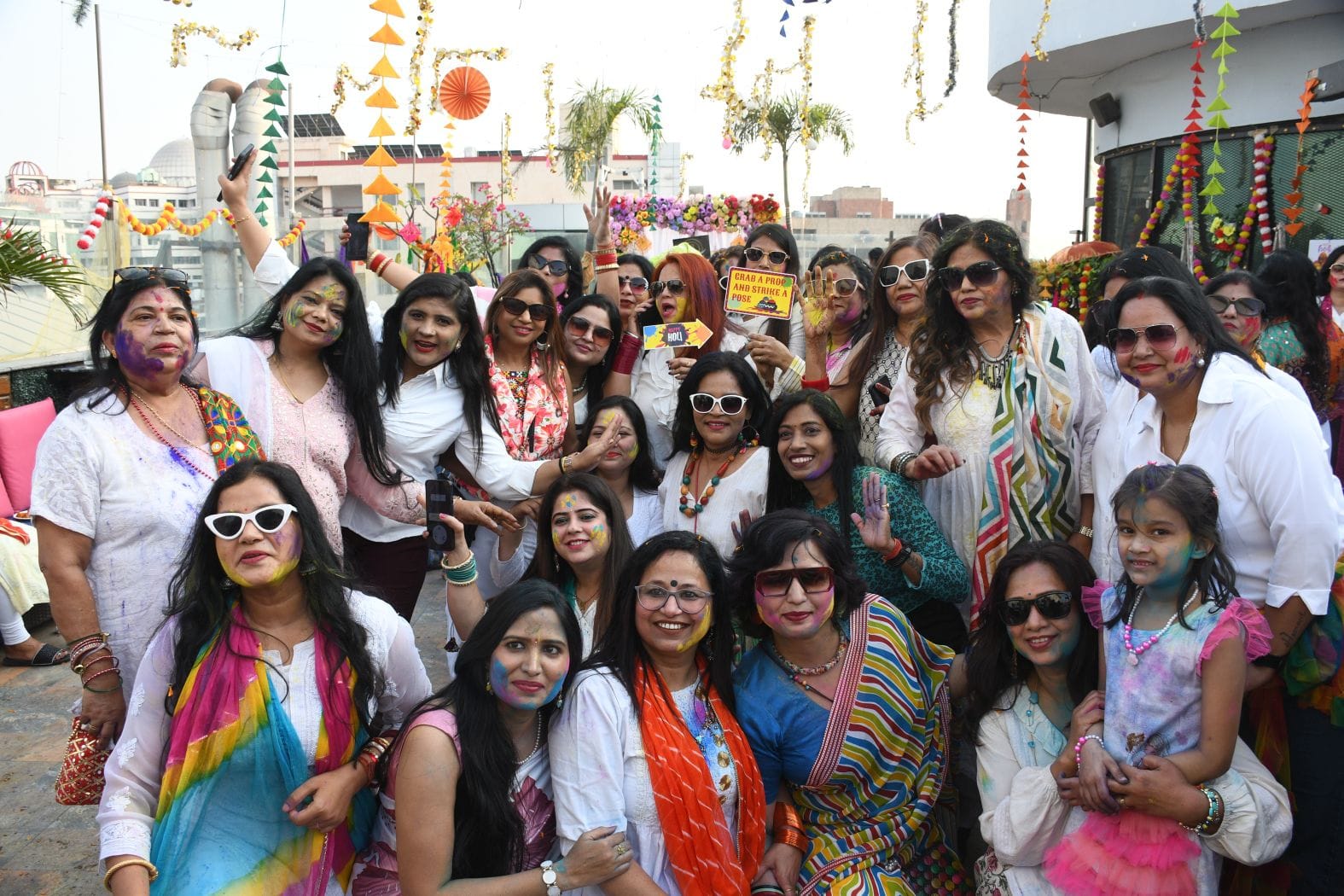 महिलाओं ने शनिवार को जमकर होली खेली। महिलाओं ने शनिवार को जमकर होली खेली।