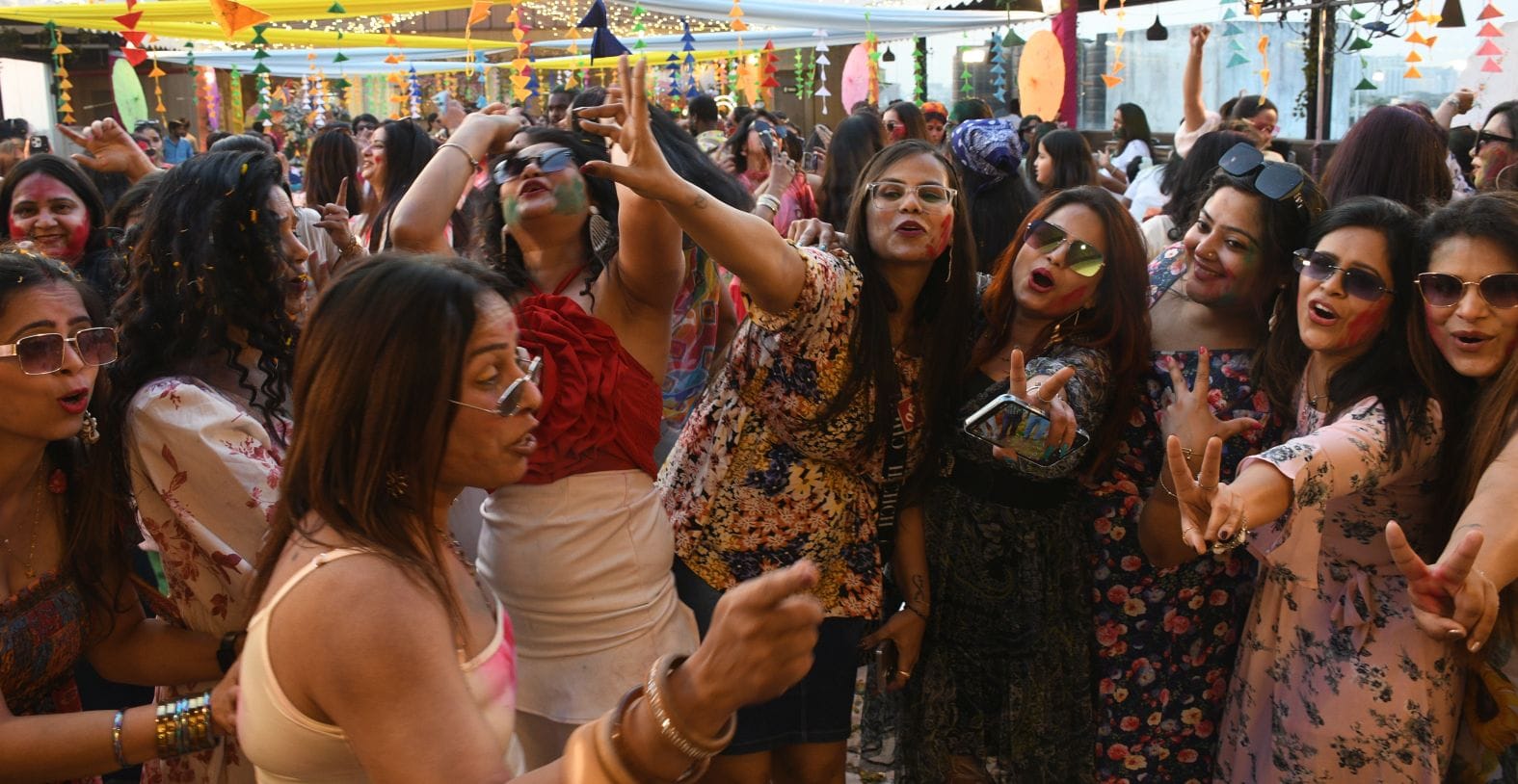 महिलाओं ने शनिवार को जमकर होली खेली। महिलाओं ने शनिवार को जमकर होली खेली।