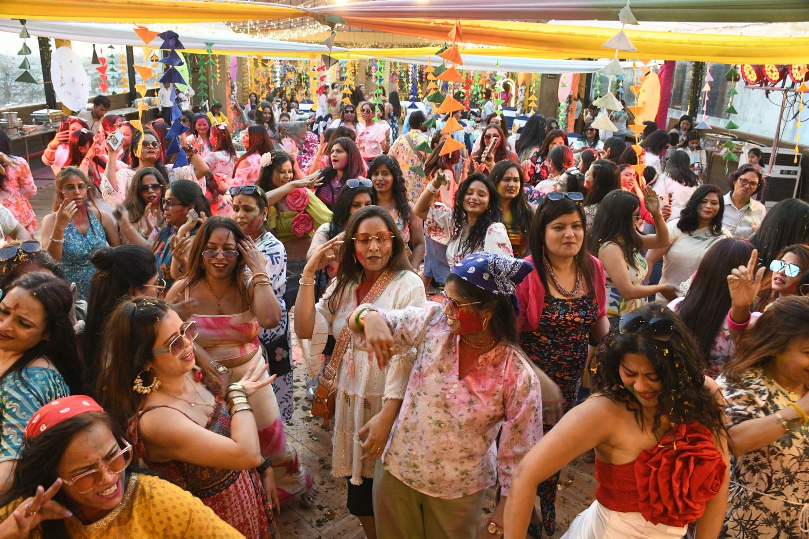 महिलाओं ने शनिवार को जमकर होली खेली। महिलाओं ने शनिवार को जमकर होली खेली।