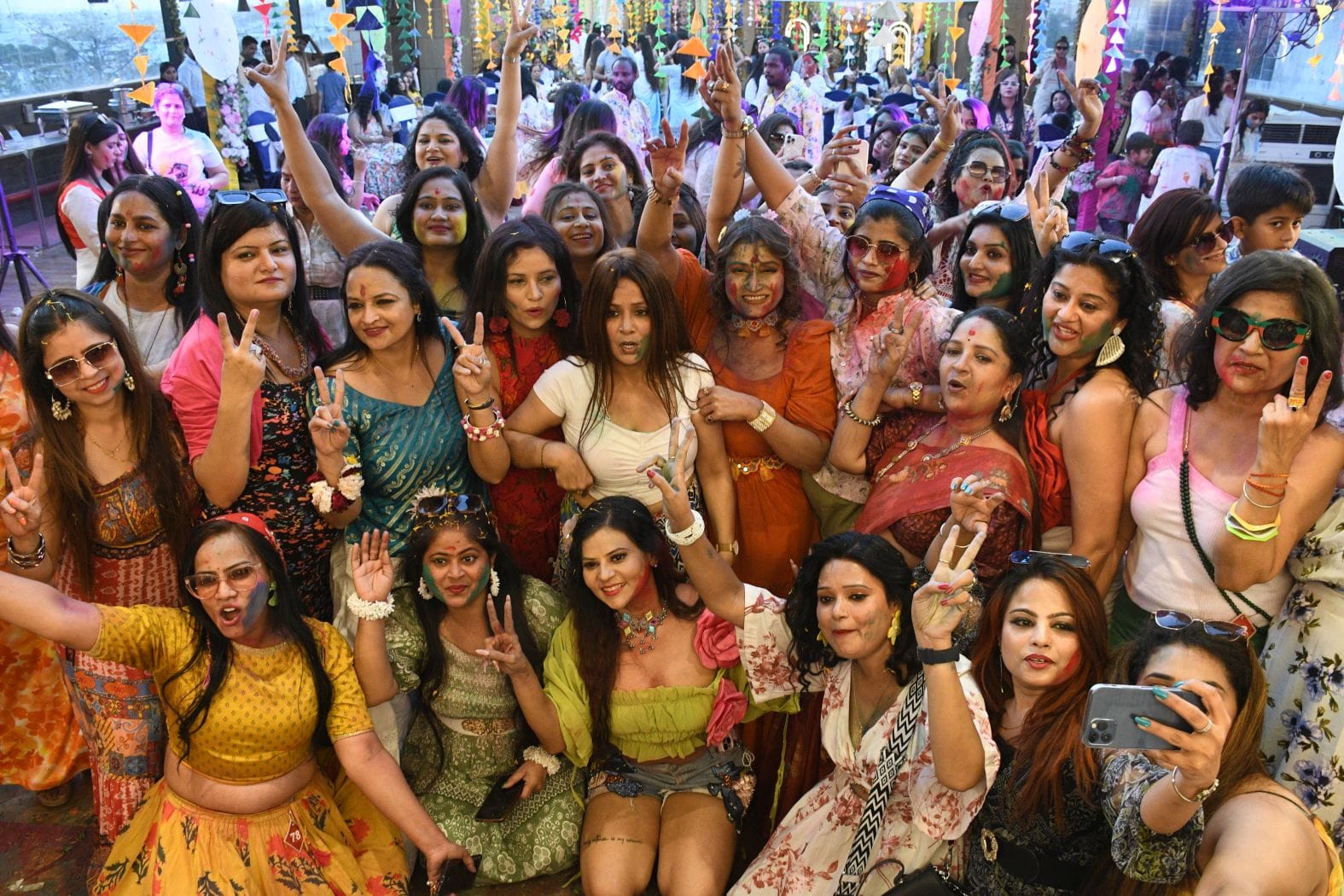 महिलाओं ने शनिवार को जमकर होली खेली। महिलाओं ने शनिवार को जमकर होली खेली।