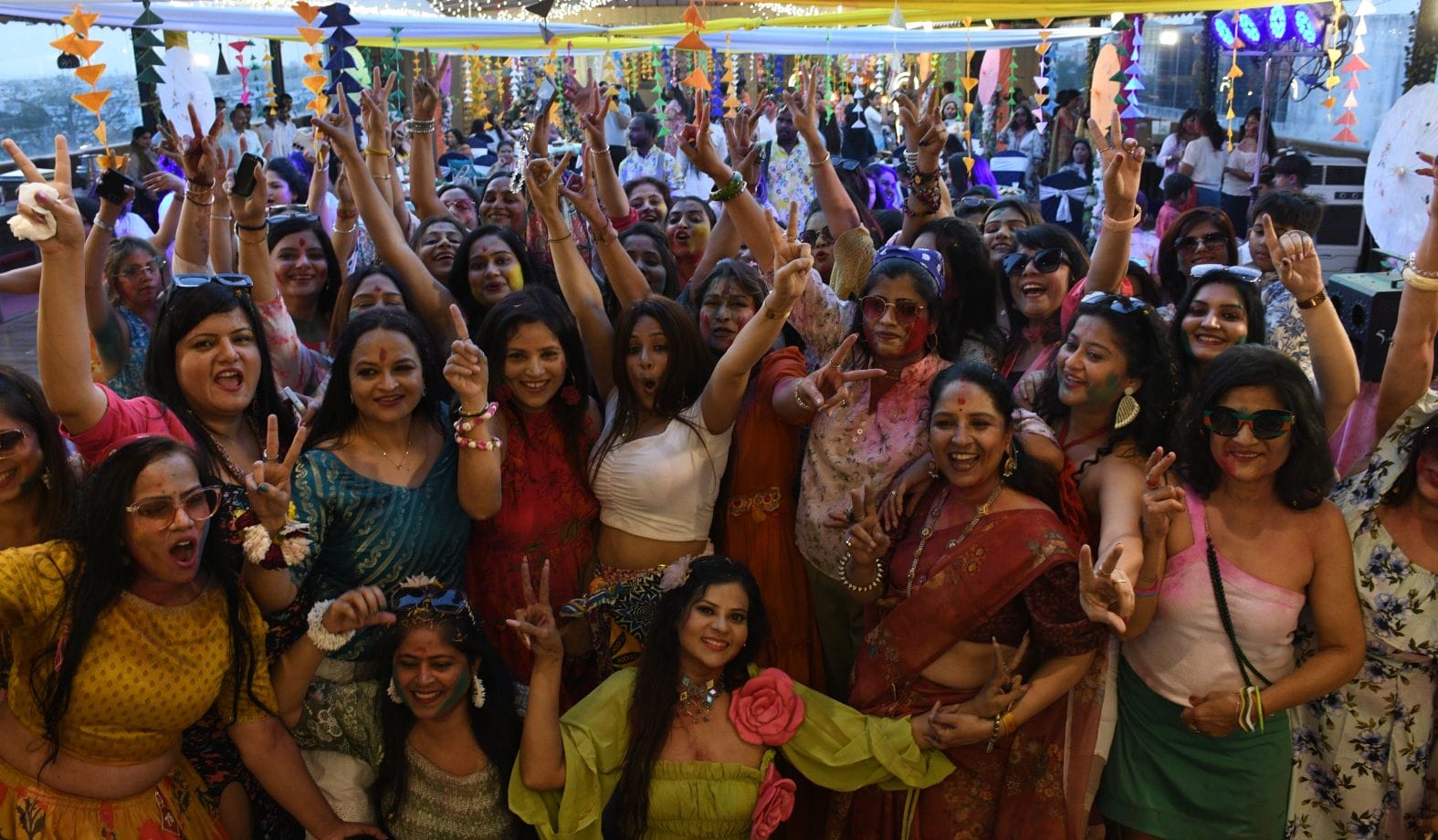महिलाओं ने शनिवार को जमकर होली खेली। महिलाओं ने शनिवार को जमकर होली खेली।