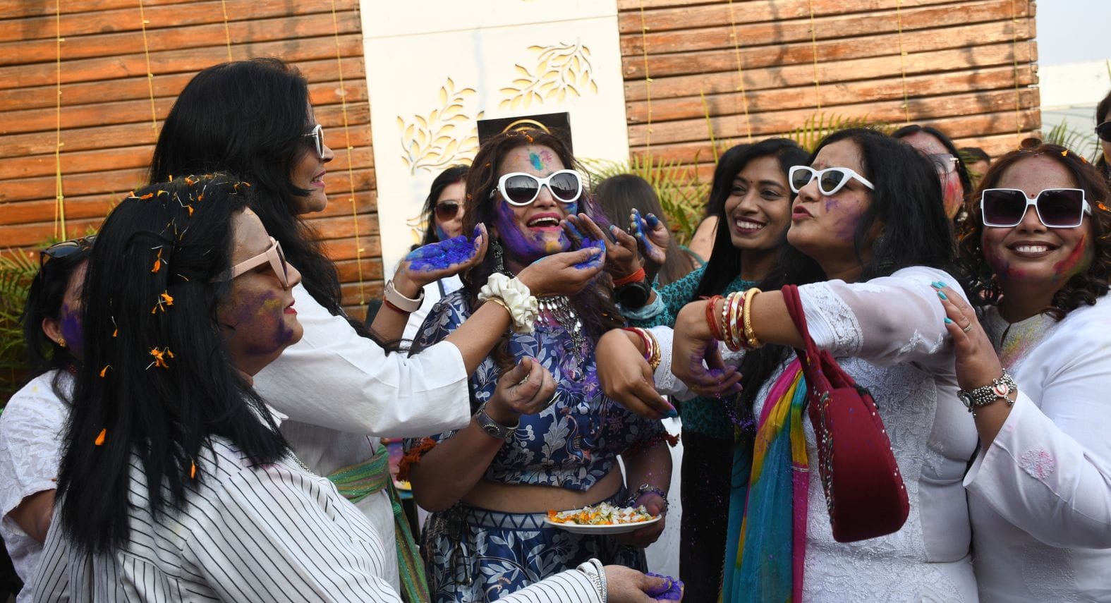 महिलाओं ने शनिवार को जमकर होली खेली। महिलाओं ने शनिवार को जमकर होली खेली।