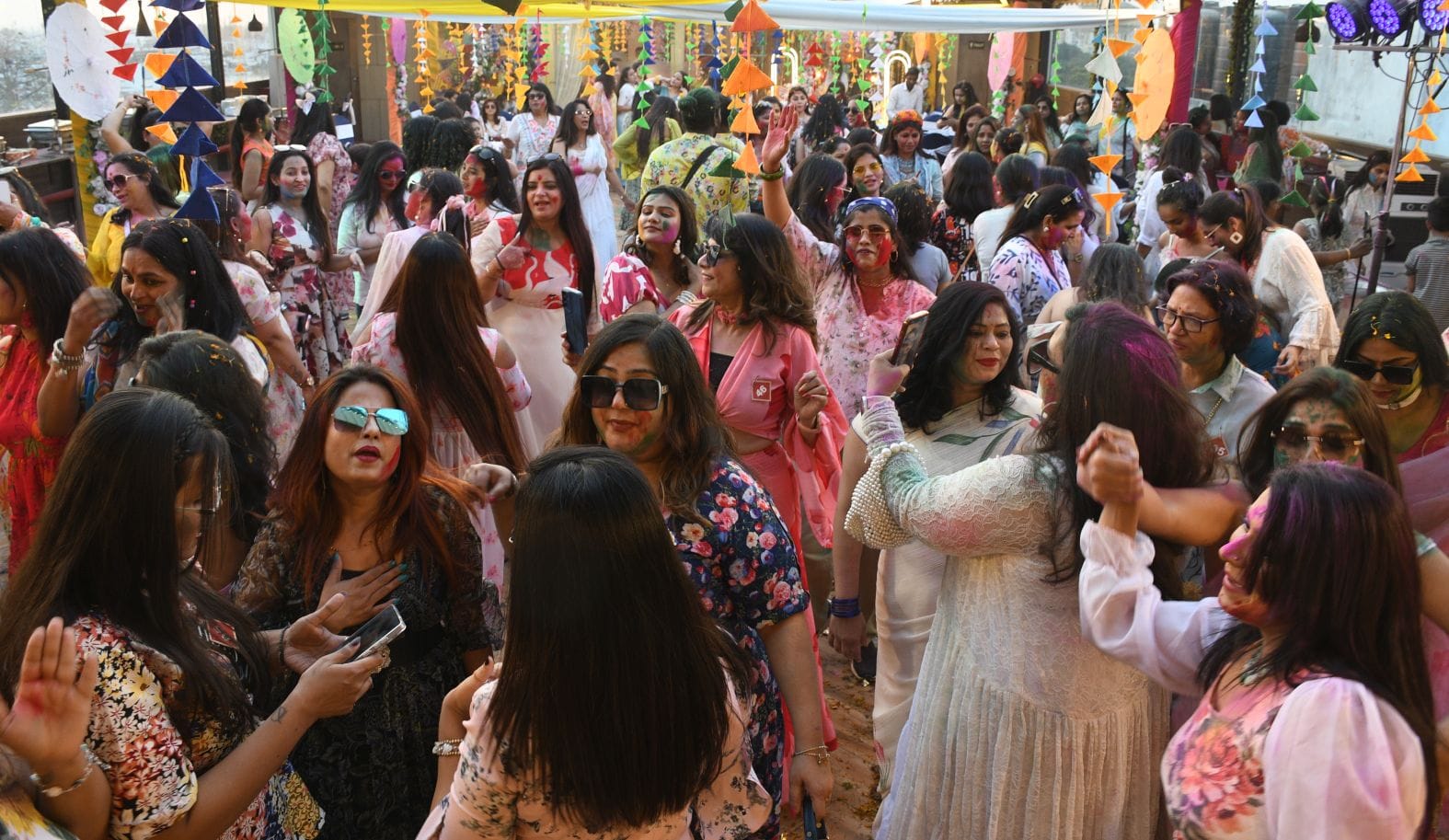 महिलाओं ने शनिवार को जमकर होली खेली। महिलाओं ने शनिवार को जमकर होली खेली।