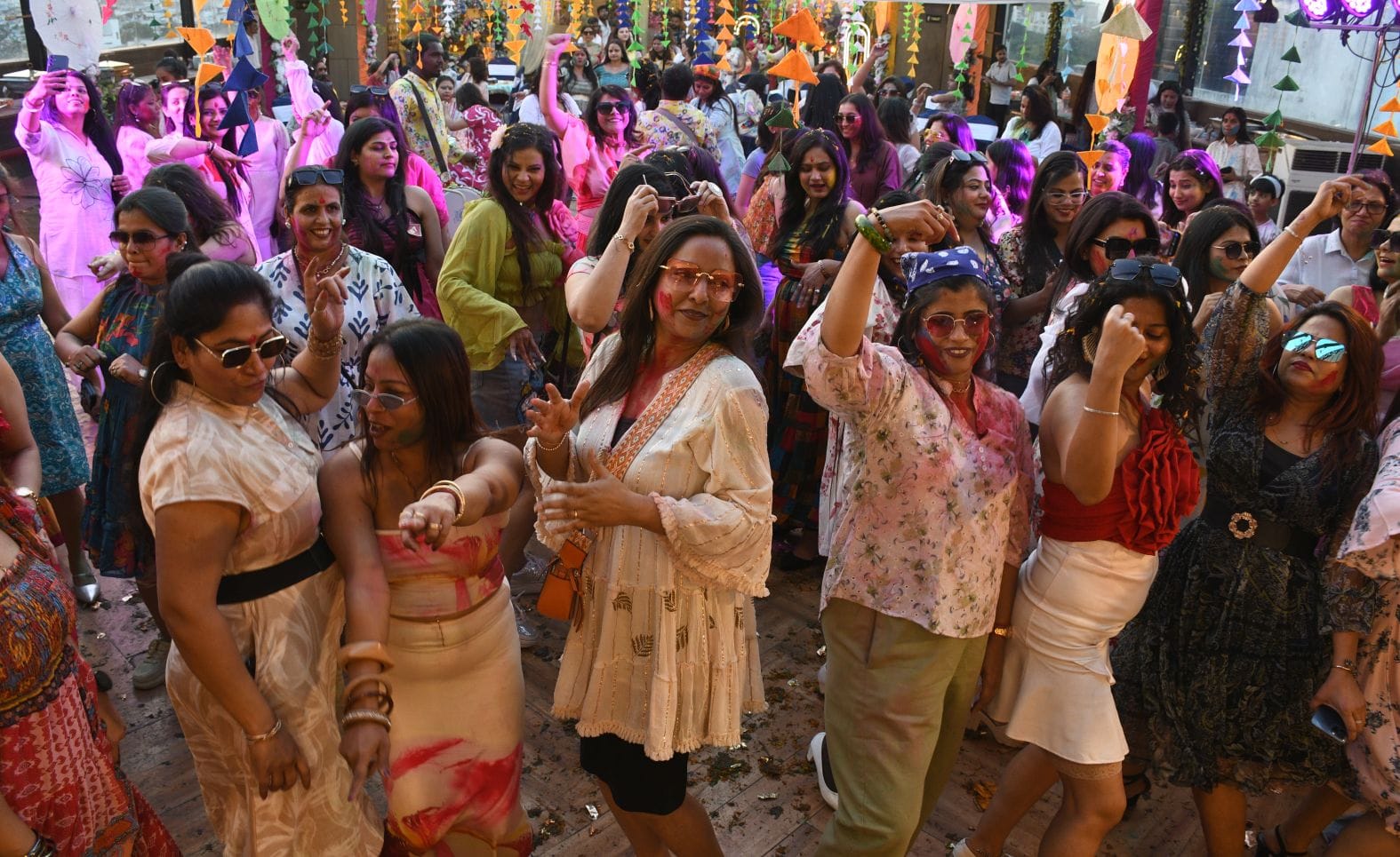 महिलाओं ने शनिवार को जमकर होली खेली। महिलाओं ने शनिवार को जमकर होली खेली।