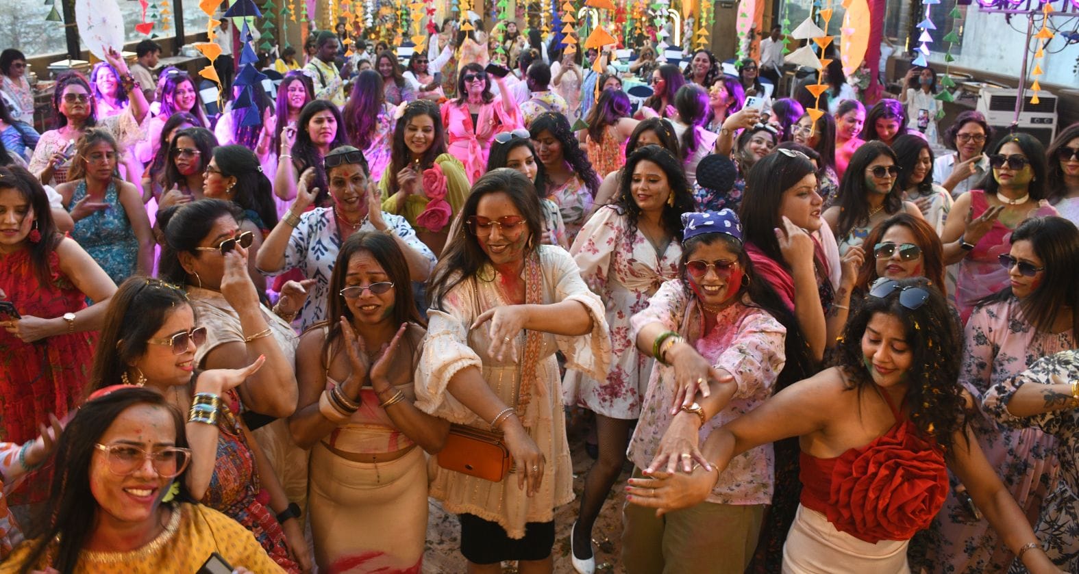 महिलाओं ने शनिवार को जमकर होली खेली। महिलाओं ने शनिवार को जमकर होली खेली।