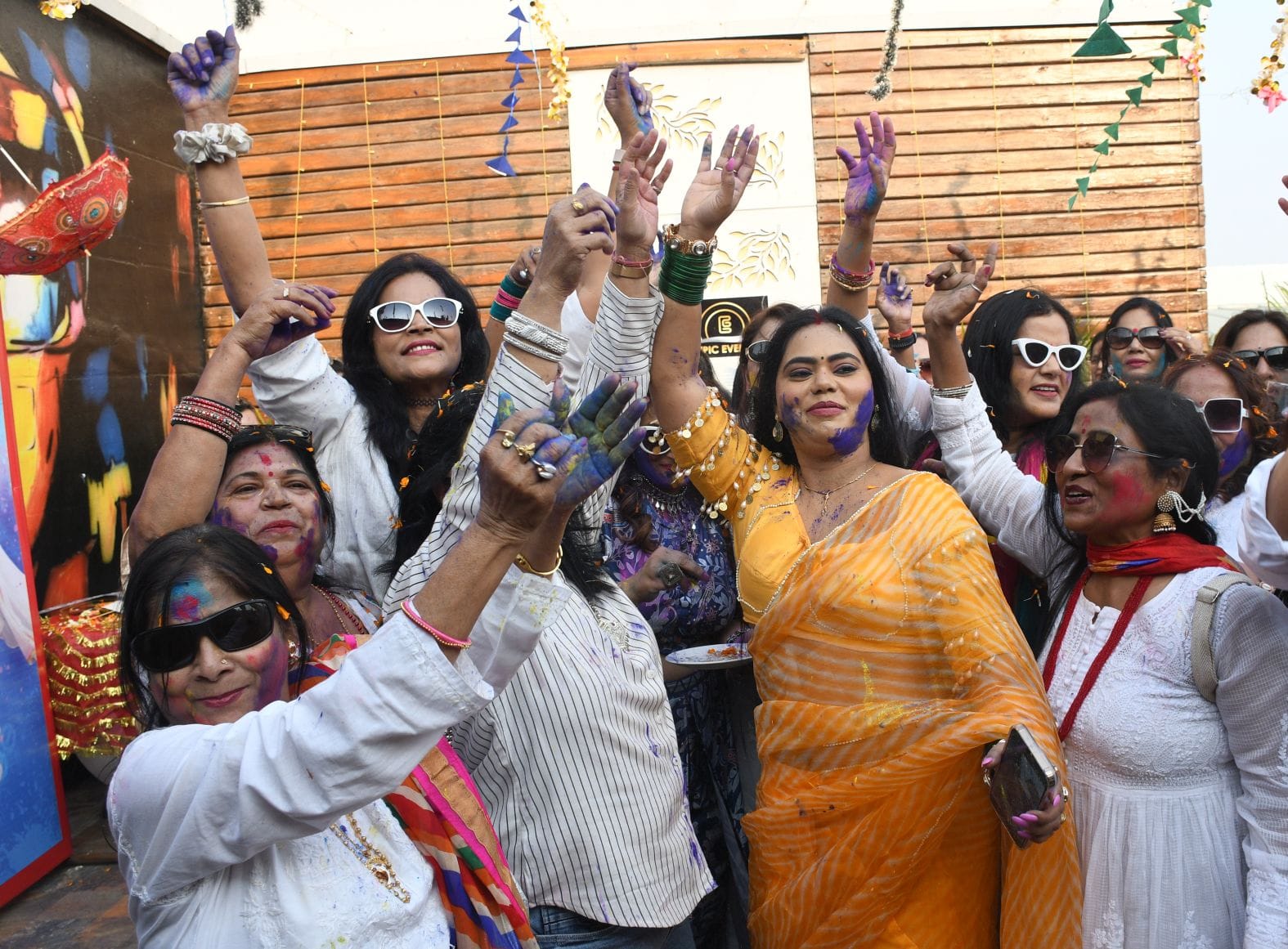 महिलाओं ने शनिवार को जमकर होली खेली। महिलाओं ने शनिवार को जमकर होली खेली।