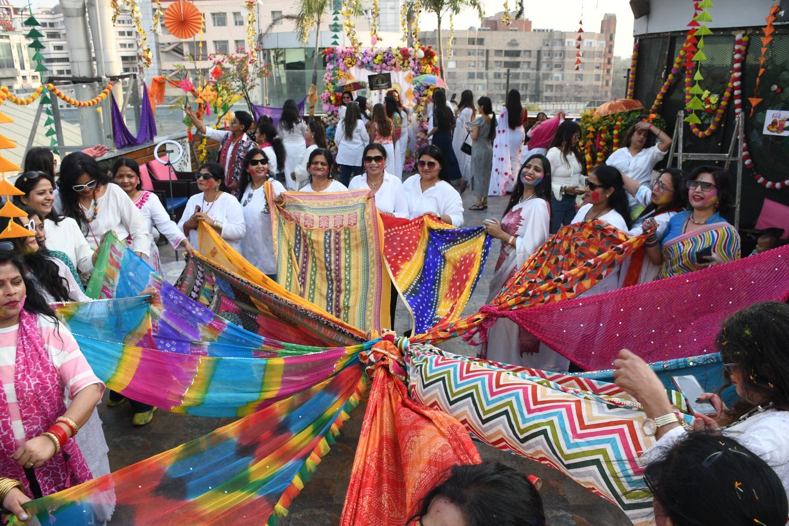 महिलाओं ने शनिवार को जमकर होली खेली। महिलाओं ने शनिवार को जमकर होली खेली।