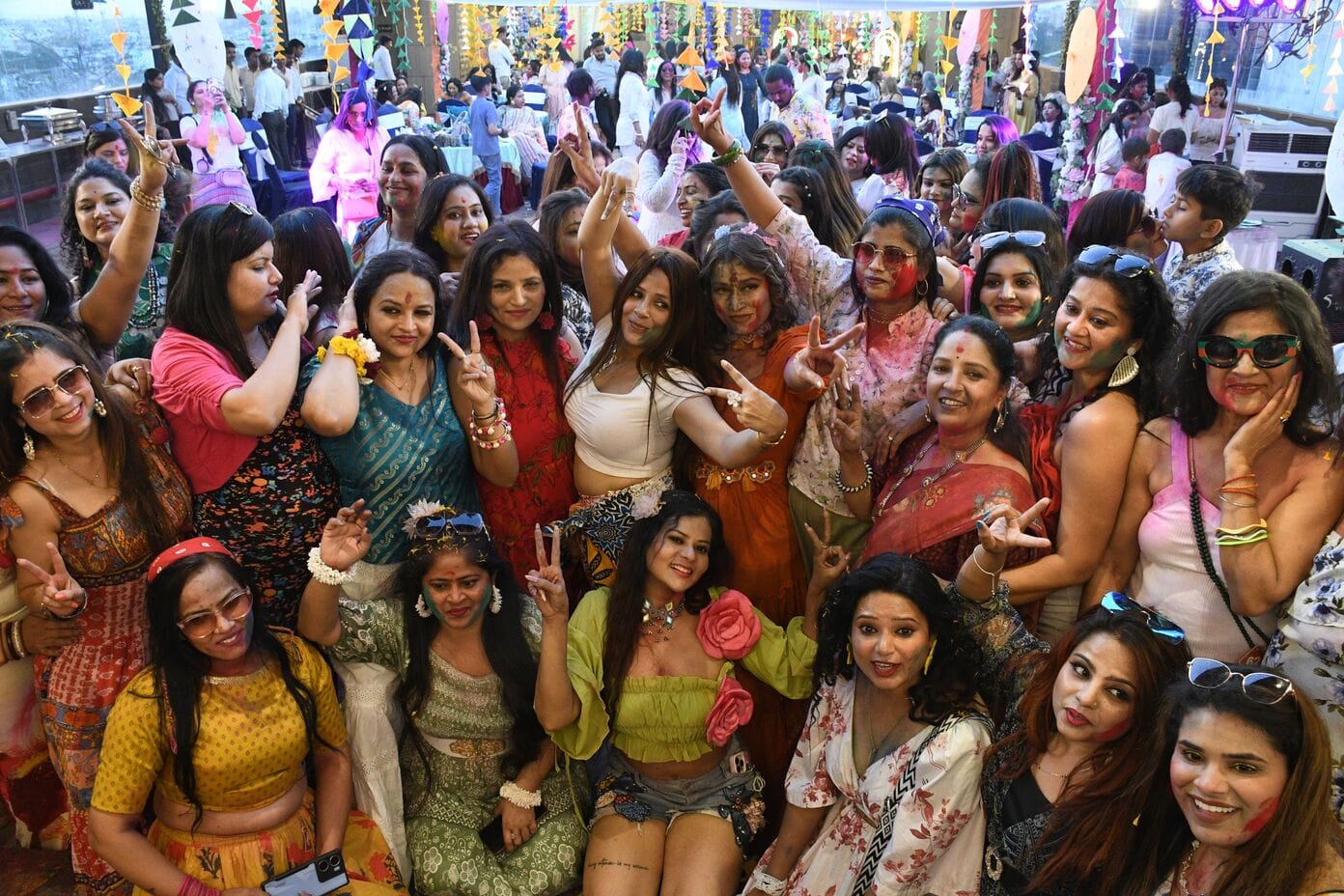 महिलाओं ने शनिवार को जमकर होली खेली। महिलाओं ने शनिवार को जमकर होली खेली।