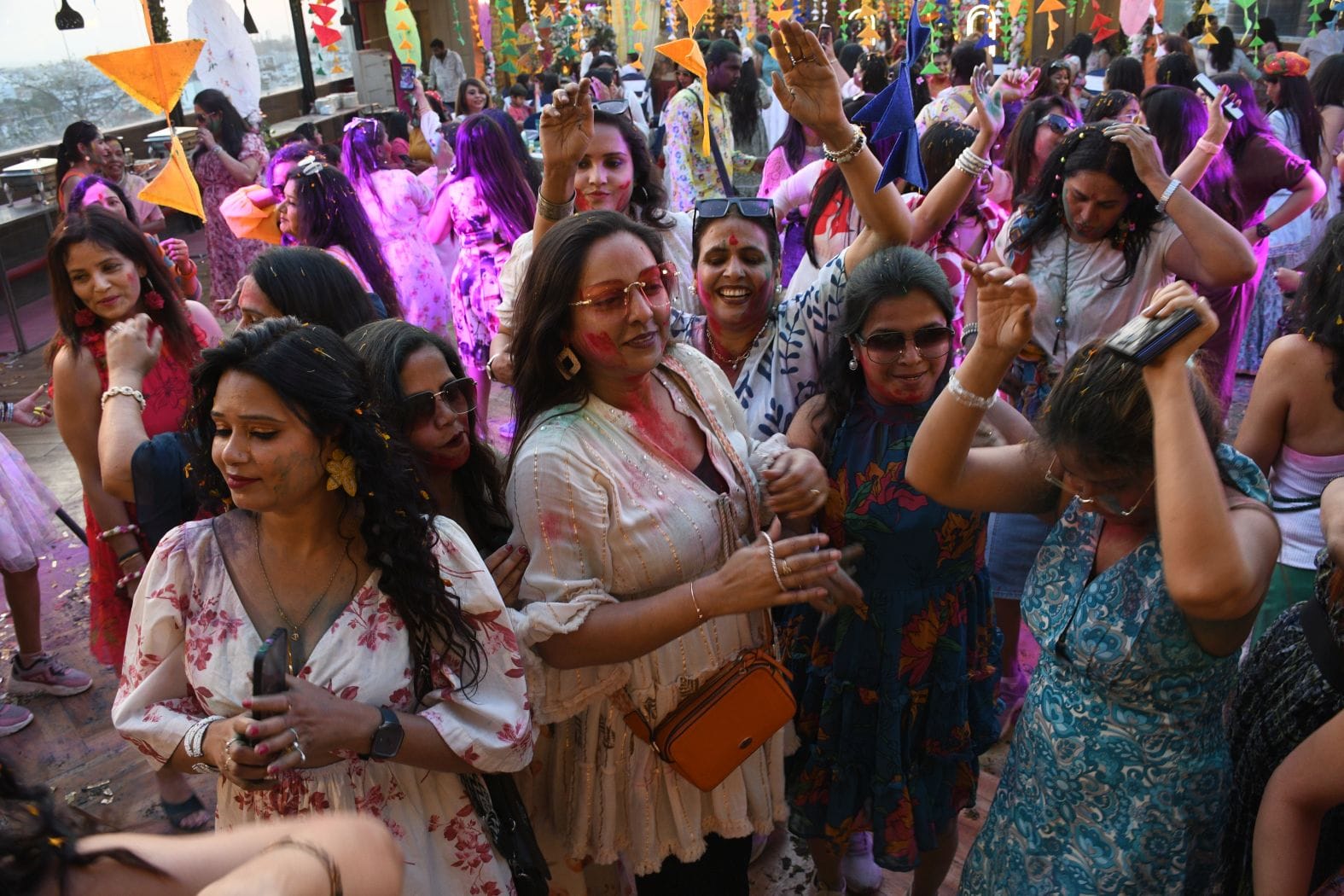 महिलाओं ने शनिवार को जमकर होली खेली। महिलाओं ने शनिवार को जमकर होली खेली।