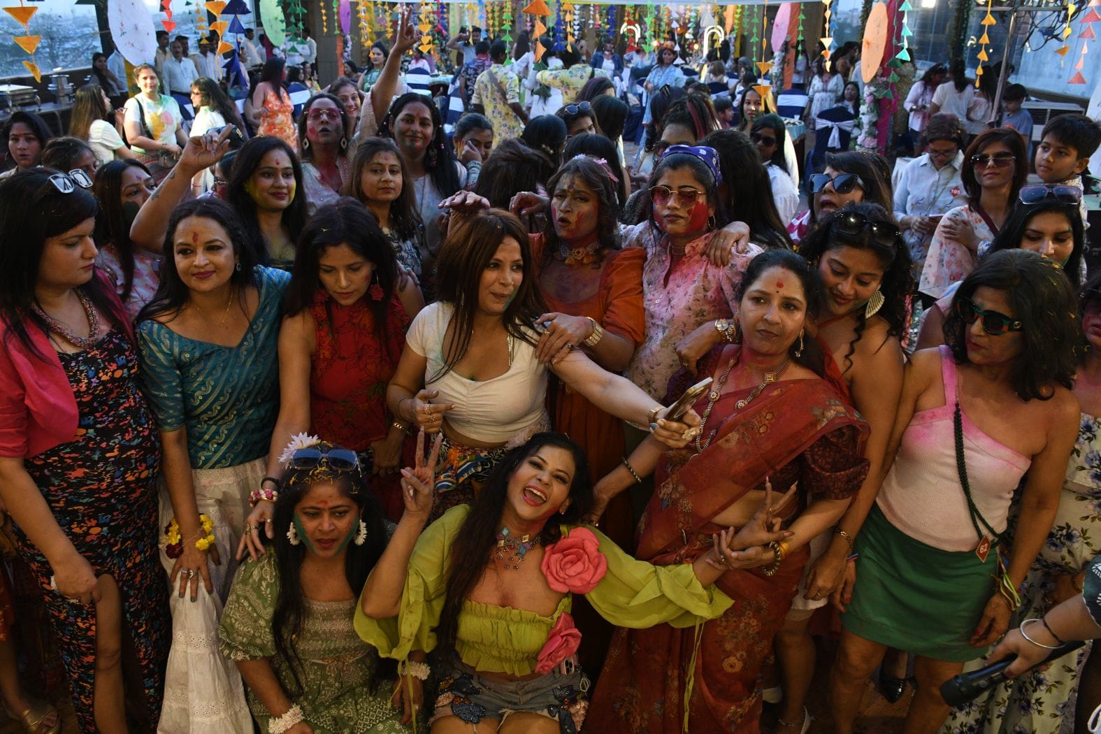 महिलाओं ने शनिवार को जमकर होली खेली। महिलाओं ने शनिवार को जमकर होली खेली।