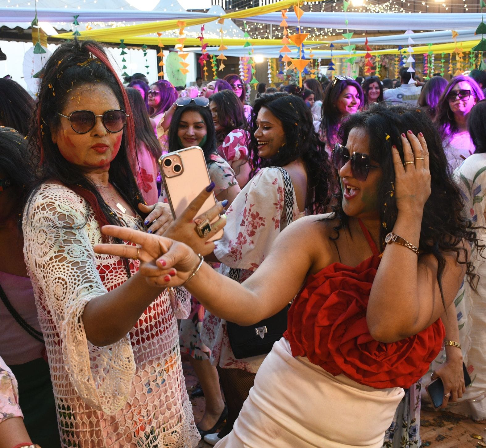 महिलाओं ने शनिवार को जमकर होली खेली। महिलाओं ने शनिवार को जमकर होली खेली।