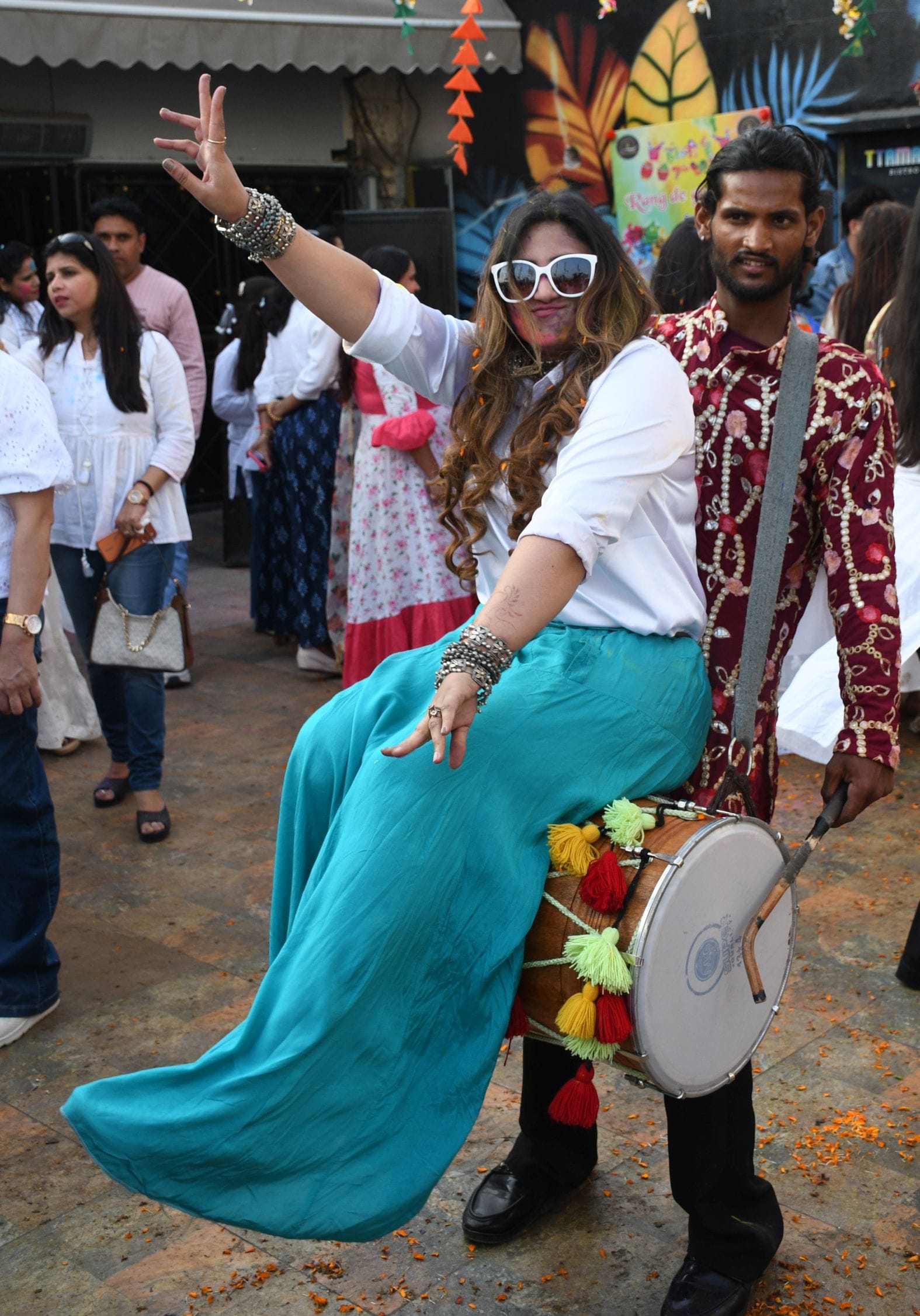 महिलाओं ने शनिवार को जमकर होली खेली। महिलाओं ने शनिवार को जमकर होली खेली।