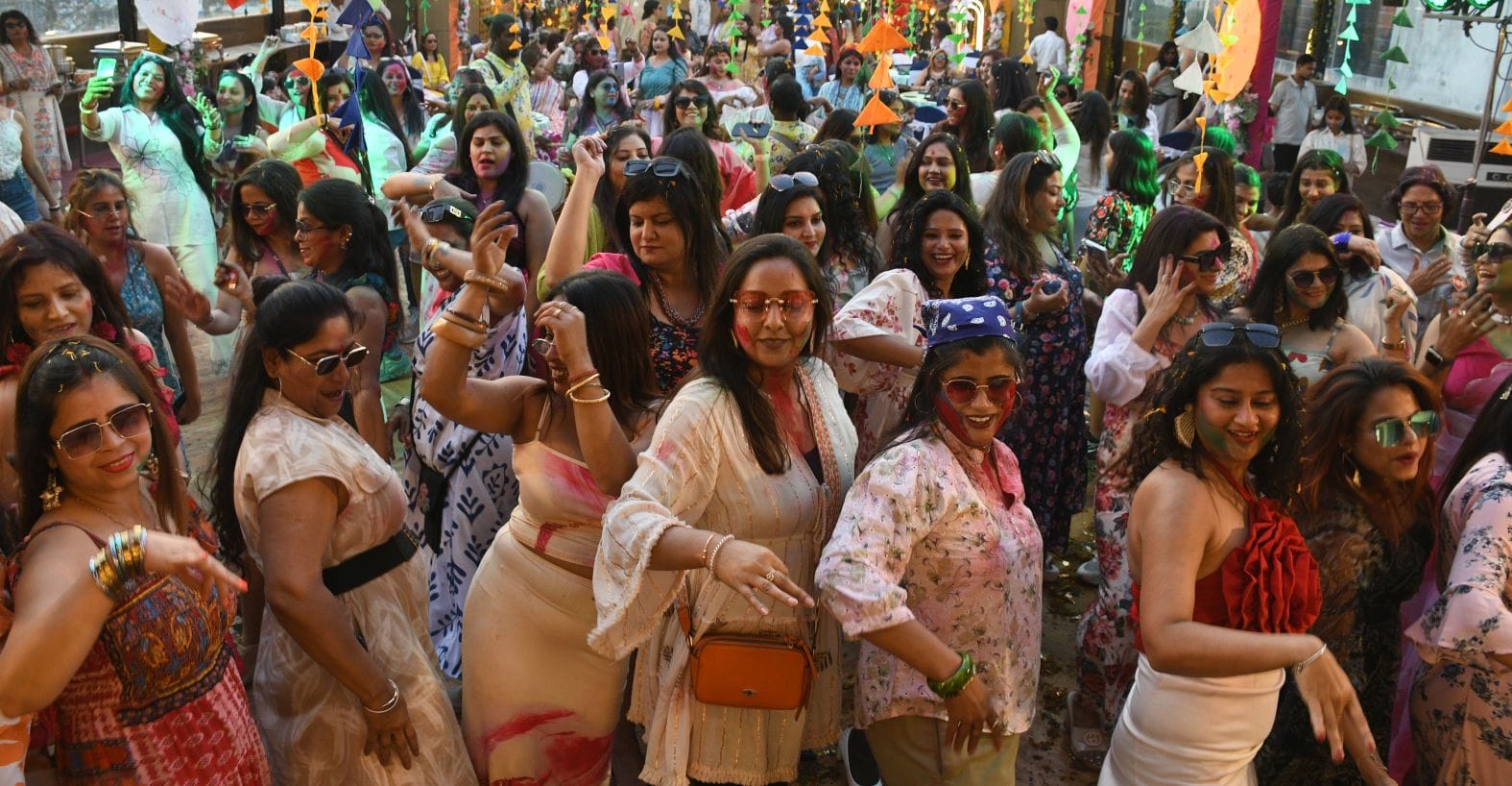 महिलाओं ने शनिवार को जमकर होली खेली। महिलाओं ने शनिवार को जमकर होली खेली।