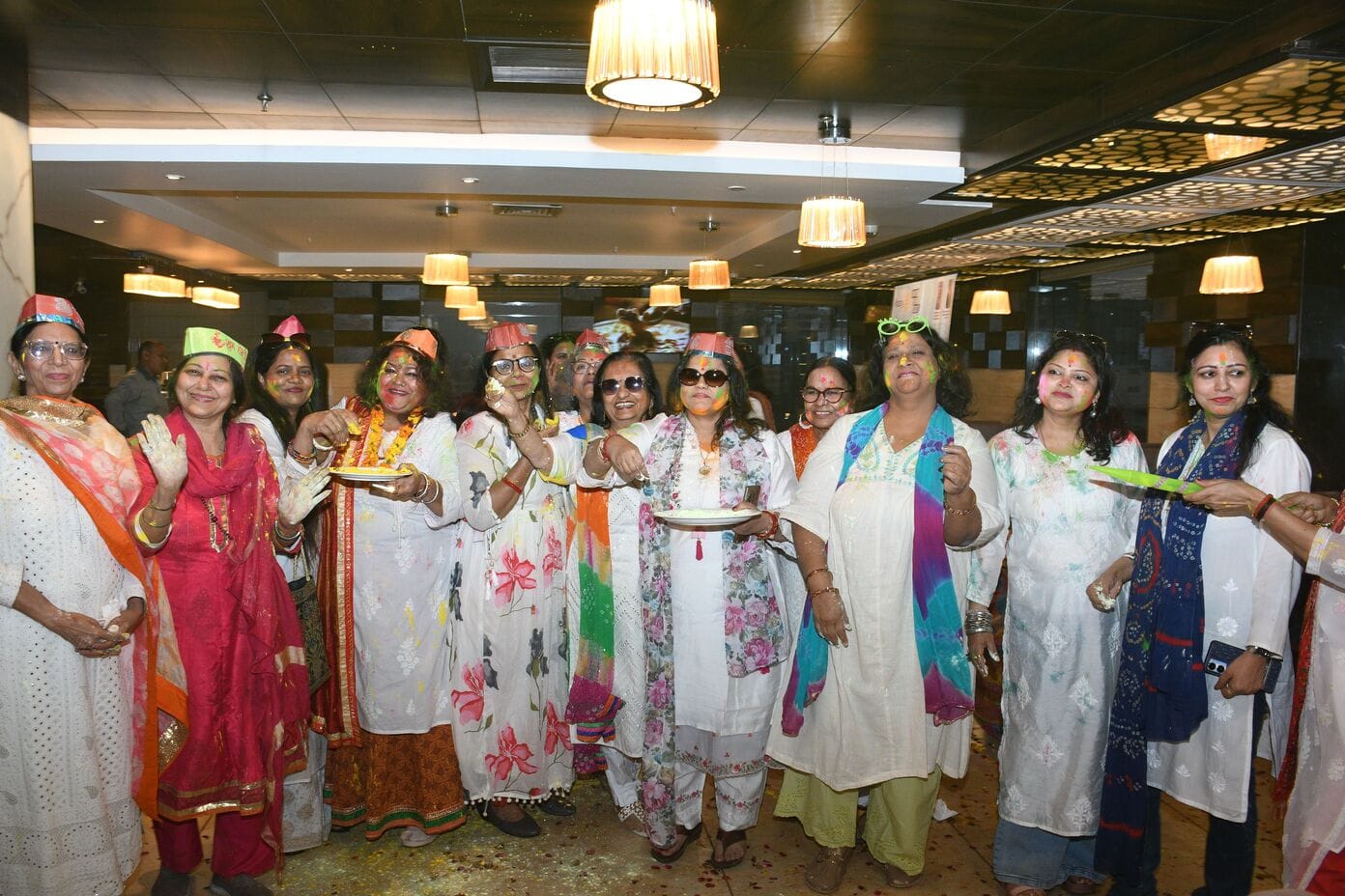 महिलाओं ने शनिवार को जमकर होली खेली। महिलाओं ने शनिवार को जमकर होली खेली।