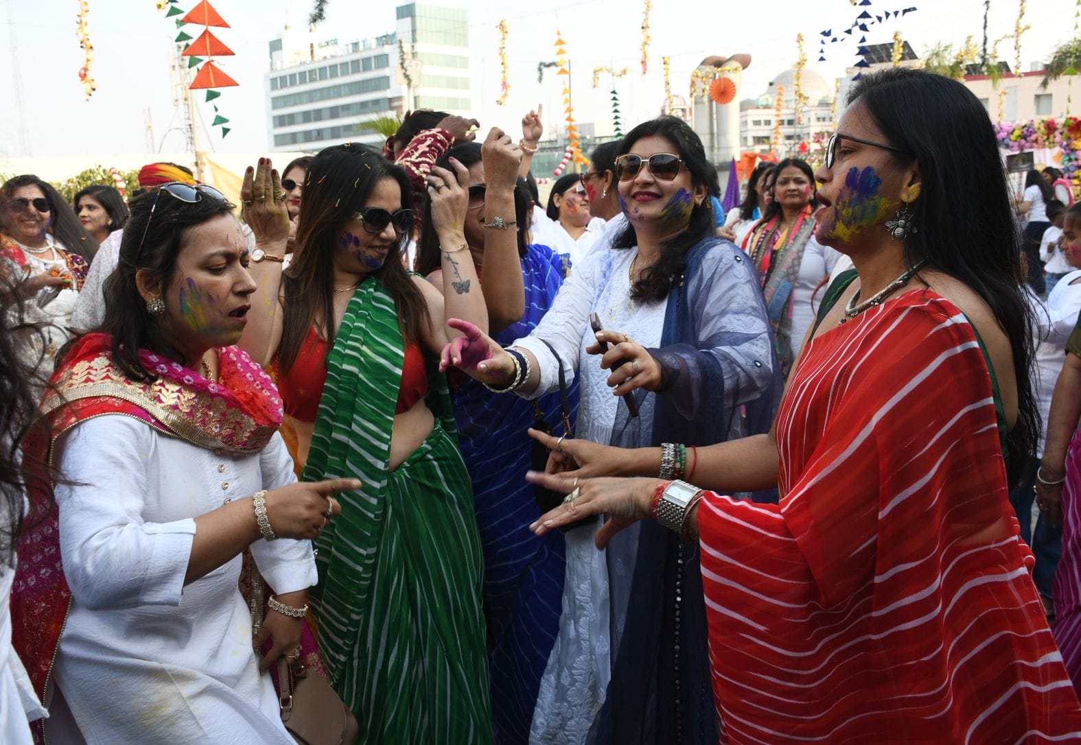 महिलाओं ने शनिवार को जमकर होली खेली। महिलाओं ने शनिवार को जमकर होली खेली।