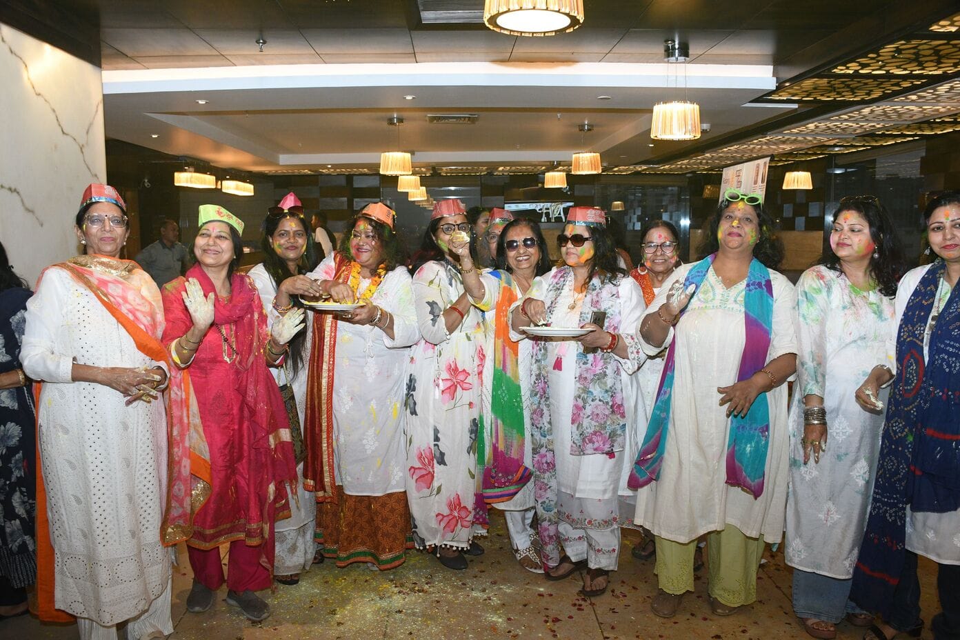 महिलाओं ने शनिवार को जमकर होली खेली। महिलाओं ने शनिवार को जमकर होली खेली।