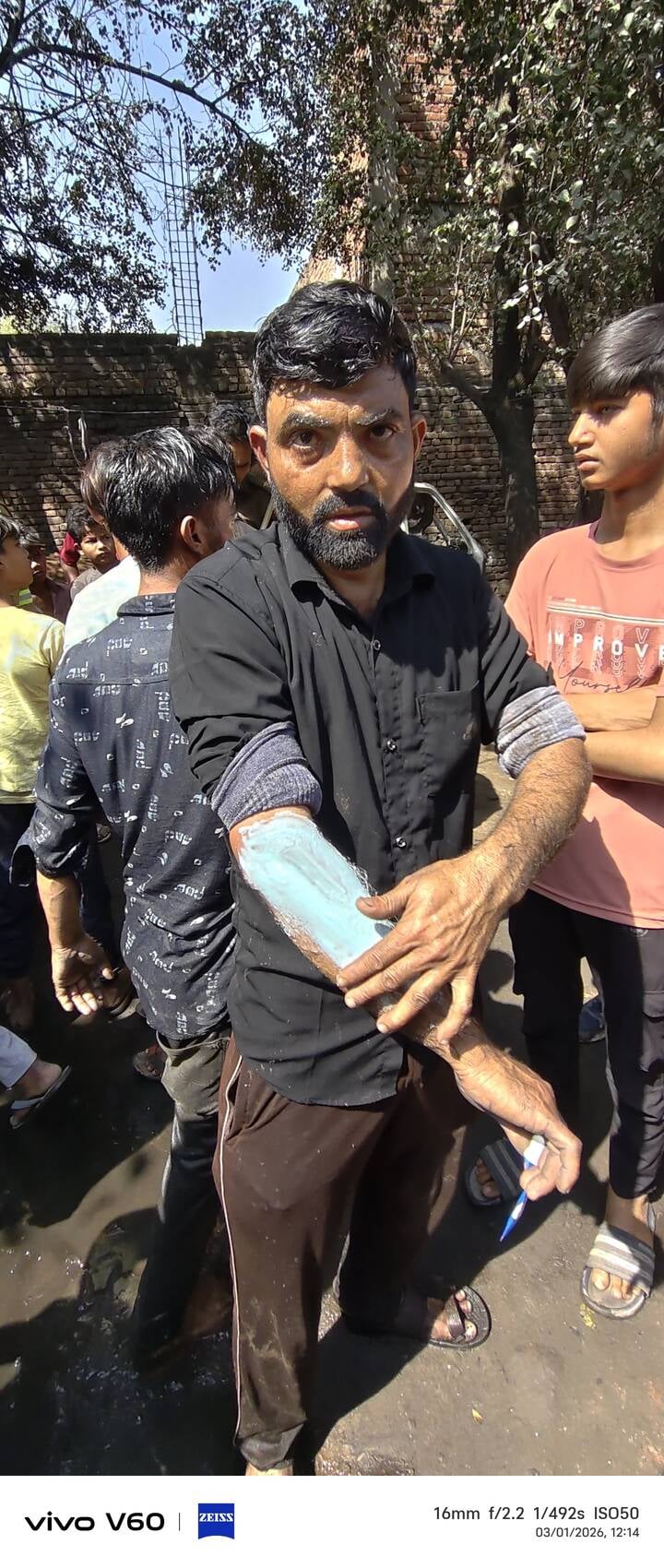 मारुति वर्क शॉप में लगी आग को बुझाते फायर बिग्रेड कर्मी मारुति वर्क शॉप में लगी आग को बुझाते फायर बिग्रेड कर्मी