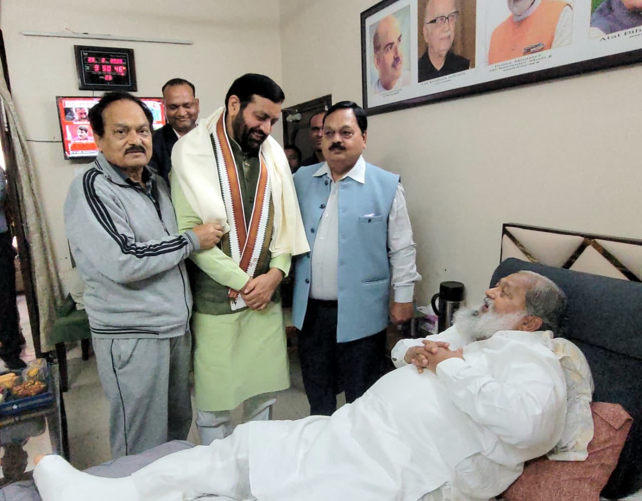 मंत्री अनिल विज से मुलाकात करते हुए इनेलो सुप्रीमो अभय चौटाला। प्रवक्ता मंत्री अनिल विज से मुलाकात करते हुए इनेलो सुप्रीमो अभय चौटाला। प्रवक्ता