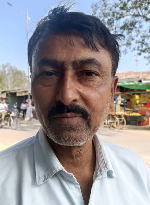 पश्चिमशरीरा चौराहे से ऑटो से मंझनपुर के निकलते यात्री।  संवाद