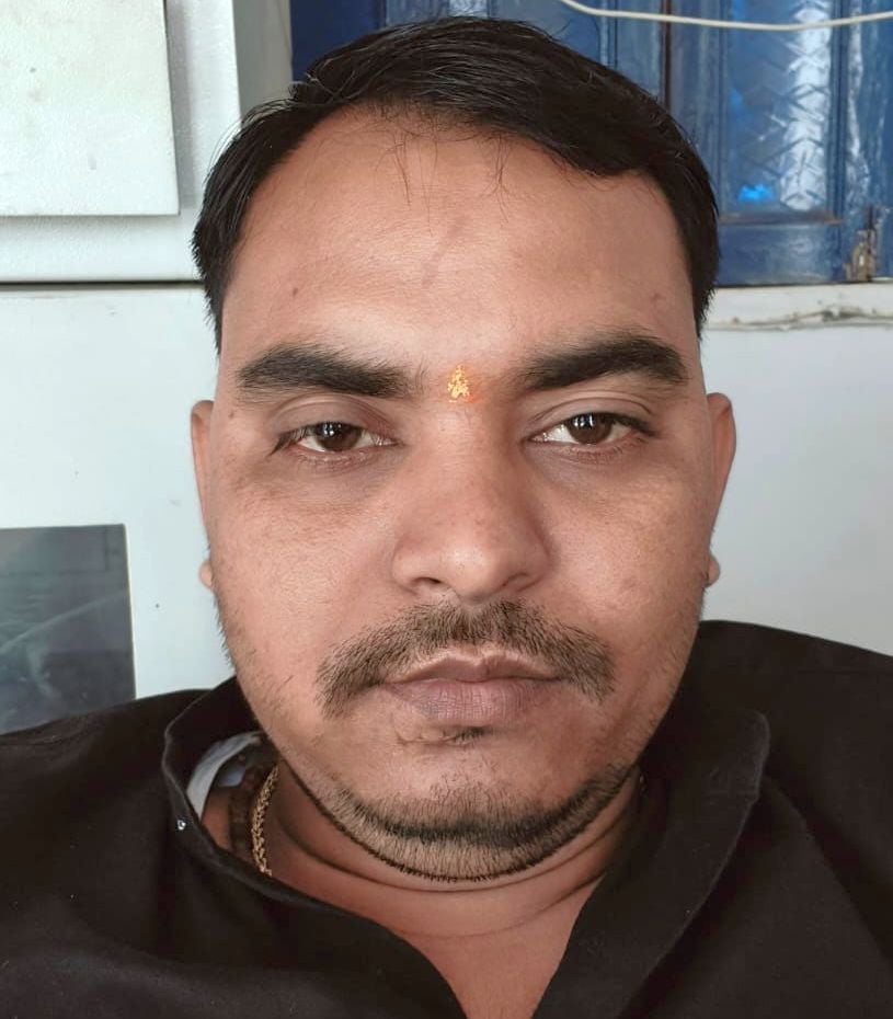 पश्चिमशरीरा चौराहे से ऑटो से मंझनपुर के निकलते यात्री।  संवाद