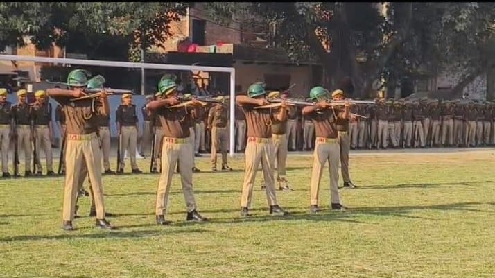 पुलिस लाइन में अभ्यास के दौरान पत्थर चलाते दंगाई । स्रोत- पुलिस
