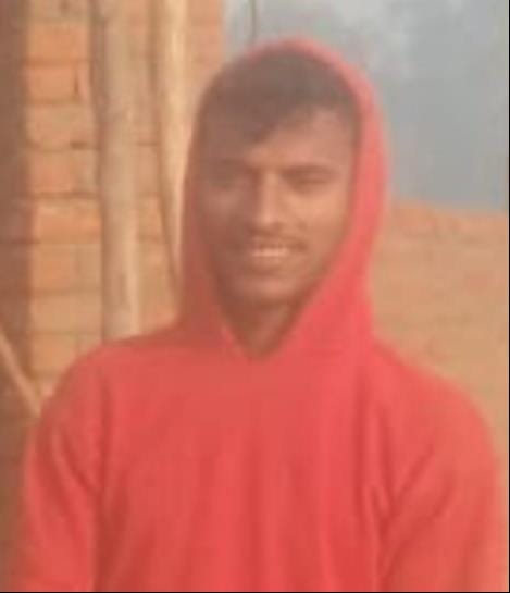 पोस्टमार्टम हाउस के बाहर बिलखते पीतांबर के परिजन