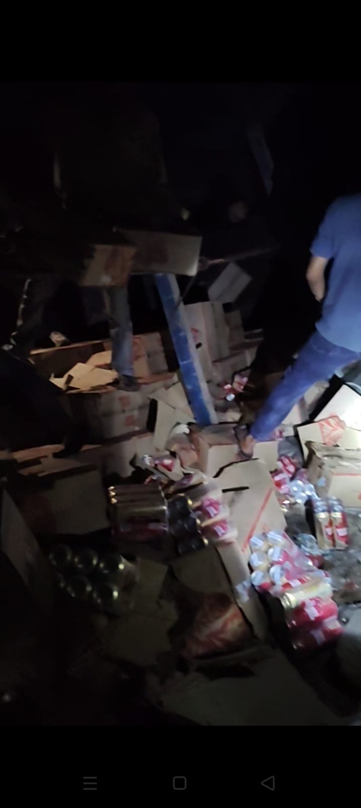 पेटिया लुटते लोग