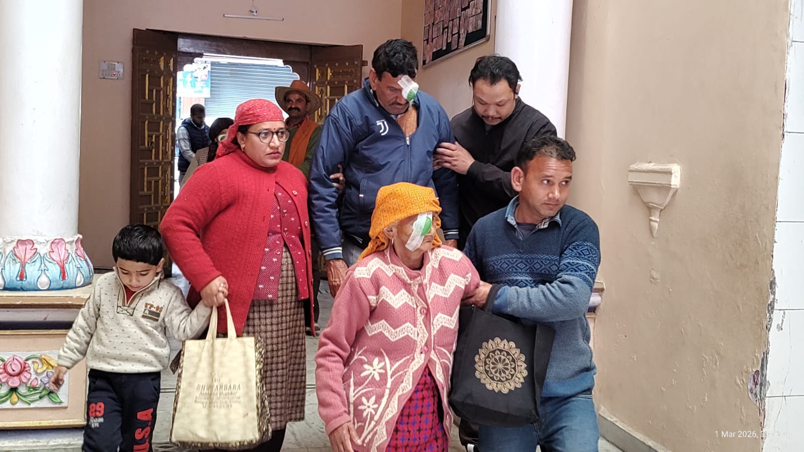 रामपुर में नेत्र रोग के ऑपरेशन का इंतजार करते ग्रामीण इलाकों से आए मरीज। संवाद