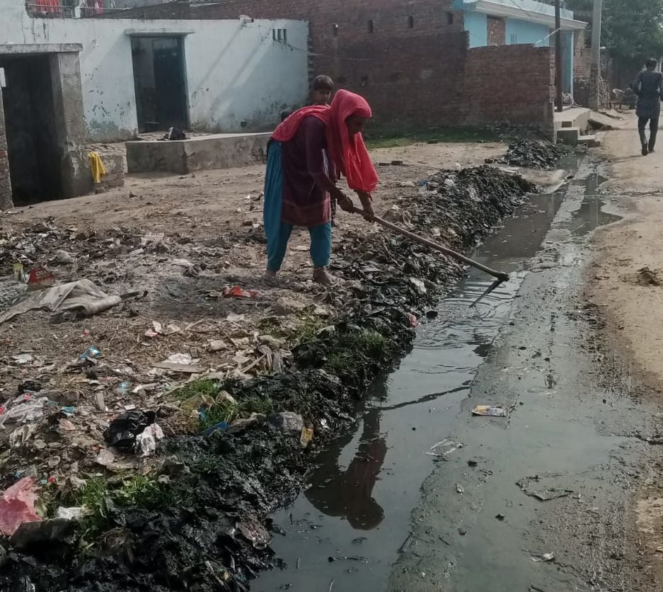 सुआगाड़ा के एक घर में भरा नाली का गंदा पानी। संवाद सुआगाड़ा के एक घर में भरा नाली का गंदा पानी। संवाद