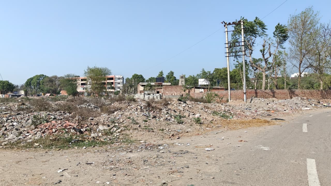 शहर के भूना रोड से अशोक नगर की ओर जाने वाली सड़क के किनारे पड़ा कूड़ा। संवाद