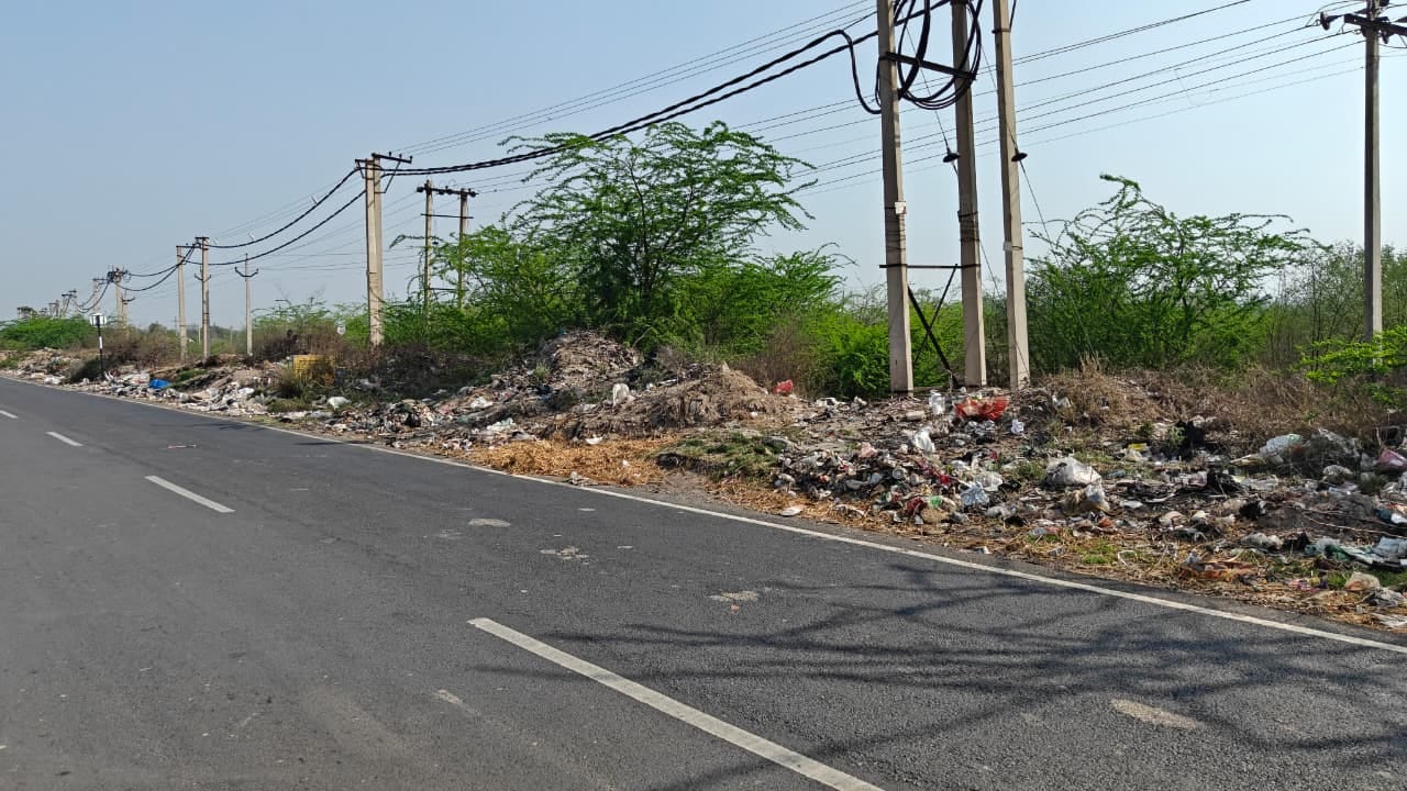 शहर के भूना रोड से अशोक नगर की ओर जाने वाली सड़क के किनारे पड़ा कूड़ा। संवाद