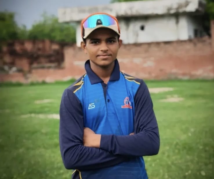 शहर के स्टेडियम में बनाई जा रही क्रिकेट पिच। संवाद