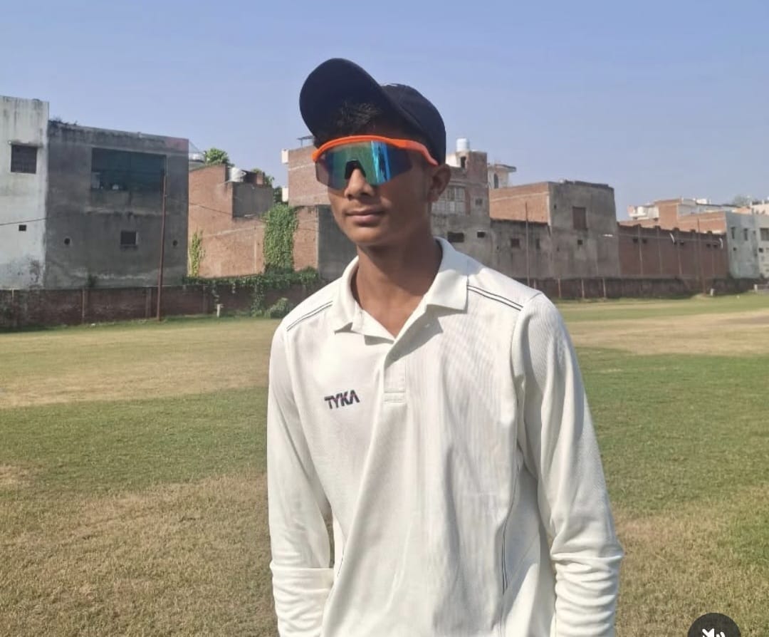 शहर के स्टेडियम में बनाई जा रही क्रिकेट पिच। संवाद