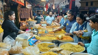 शहर में रविवार को होली के लिए रंग, पिचकारी व नमकीन खरीदते लोग। संवाद शहर में रविवार को होली के लिए रंग, पिचकारी व नमकीन खरीदते लोग। संवाद