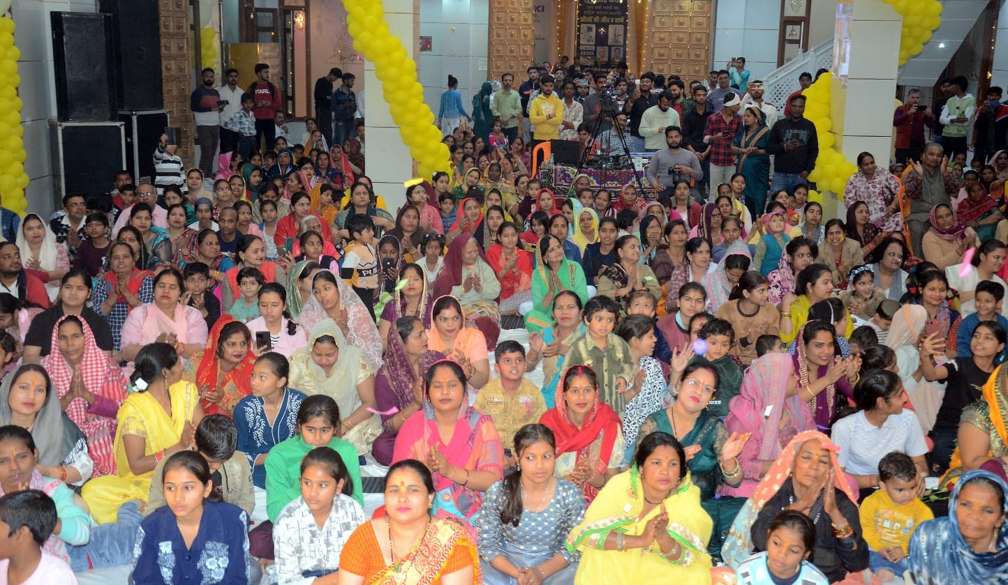 शामली के सती वाला मंदिर में आयोजित खाटूश्याम जागरण भजन प्रस्तुत करते गायक । संवाद