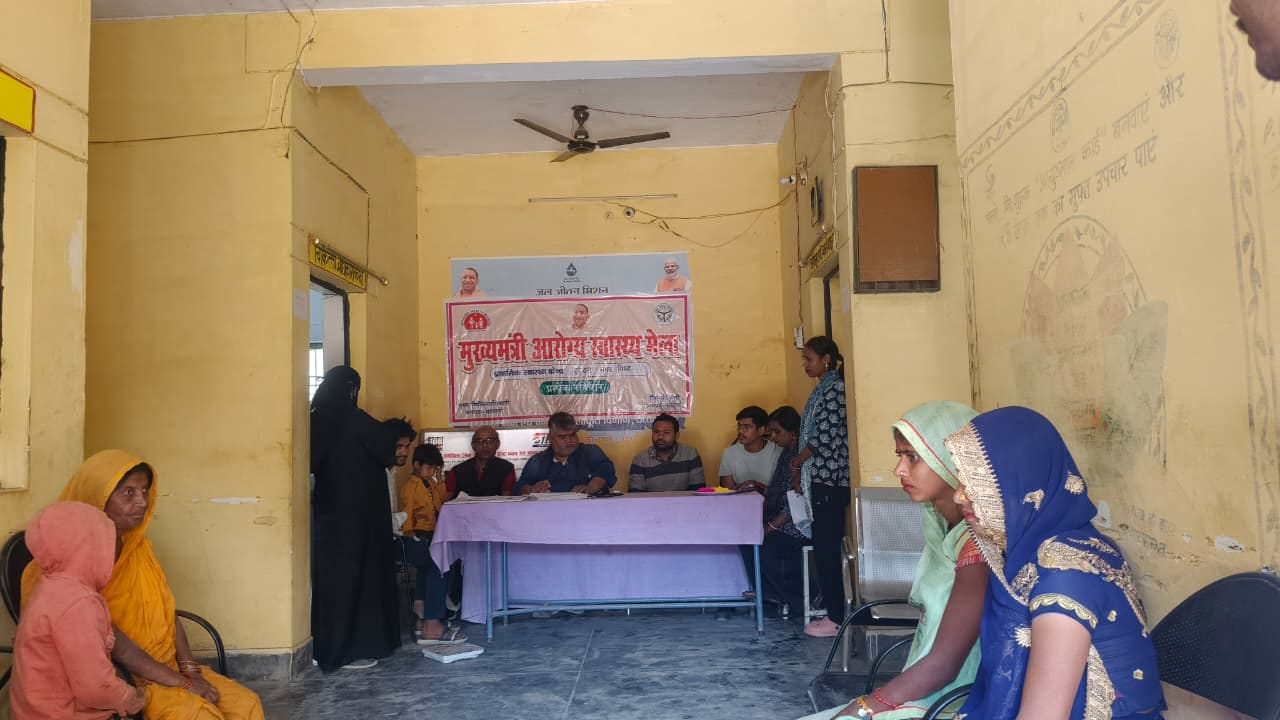 तिलकपुर सीएचसी में इलाज करते चिकित्सक