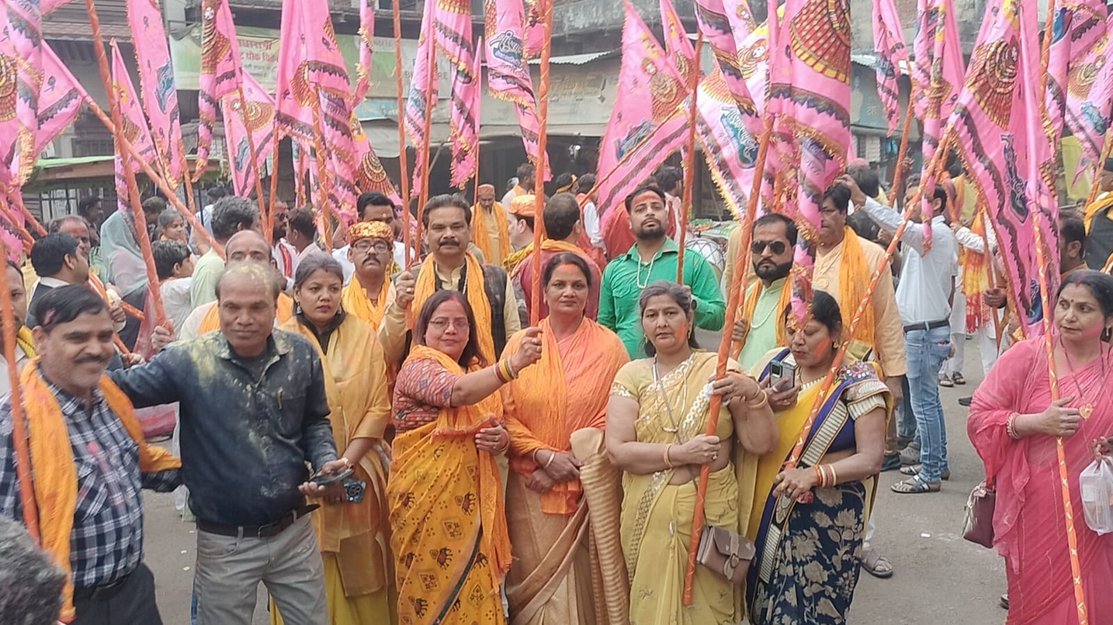 ठंडी सड़क से गुजरती खाटू श्याम निशान यात्रा में मौजूद भक्त। संवाद ठंडी सड़क से गुजरती खाटू श्याम निशान यात्रा में मौजूद भक्त। संवाद