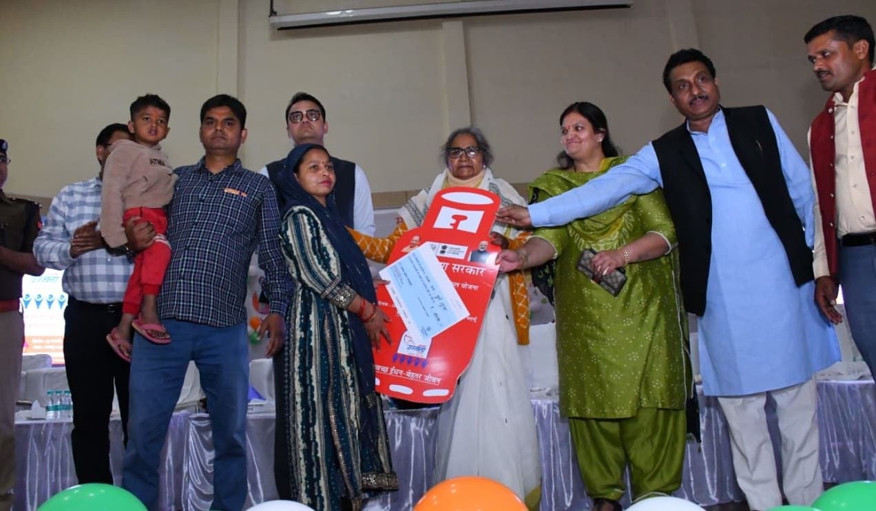 उज्वला योजना लाभार्थियों को सब्सिडी को चेक देती हुई प्रभारी मंत्री। स्त्रोत सूचना विभाग उज्वला योजना लाभार्थियों को सब्सिडी को चेक देती हुई प्रभारी मंत्री। स्त्रोत सूचना विभाग