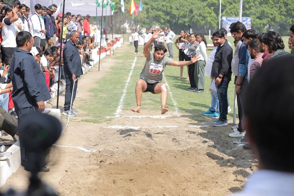 वार्षिक खेलकूद प्रतियोगिता में दौड़ लगाती खिलाड़ी। संवाद वार्षिक खेलकूद प्रतियोगिता में दौड़ लगाती खिलाड़ी। संवाद