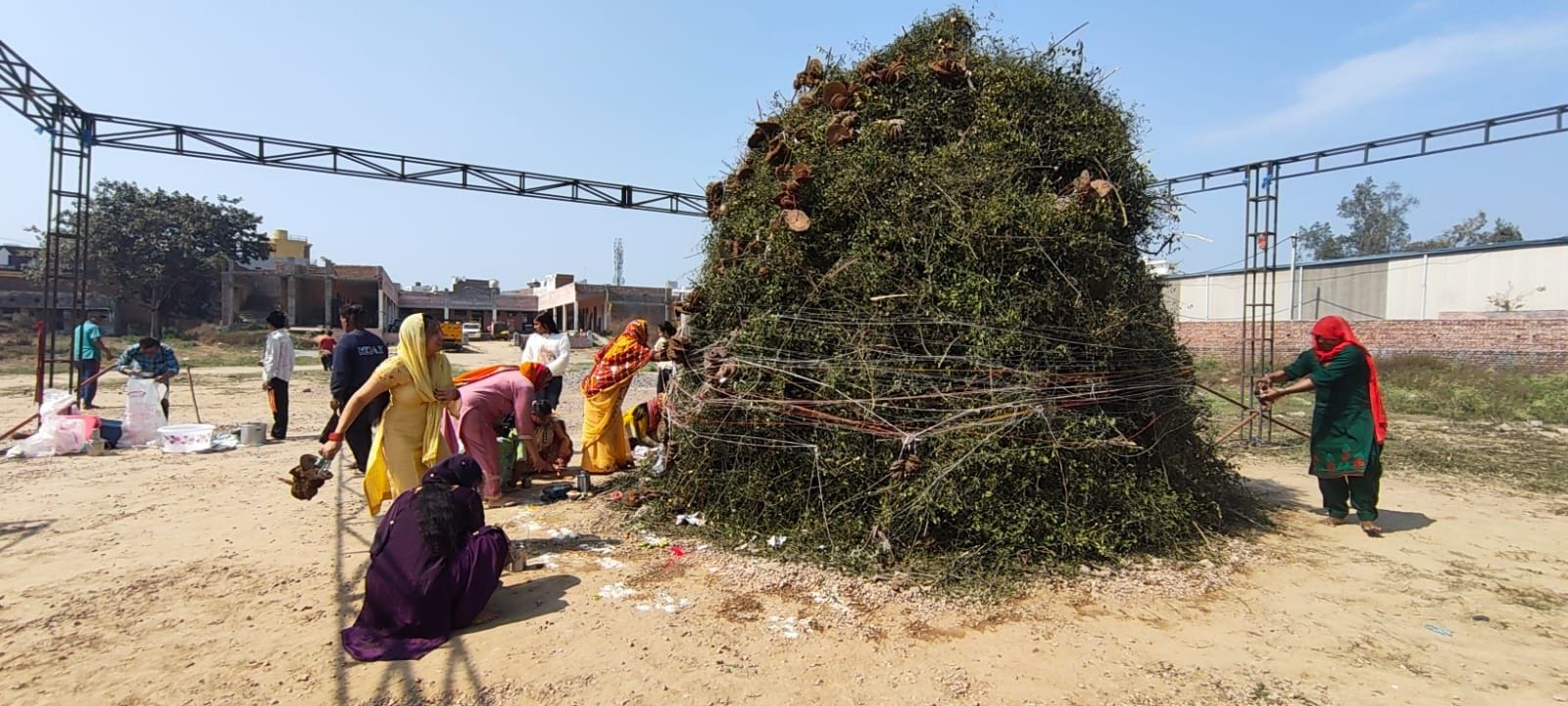 02जेएनडी02: शहर के सफीदों गेट पर भंडारे का प्रसाद वितरित करते श्रद्धालु। संवाद 02जेएनडी02: शहर के सफीदों गेट पर भंडारे का प्रसाद वितरित करते श्रद्धालु। संवाद