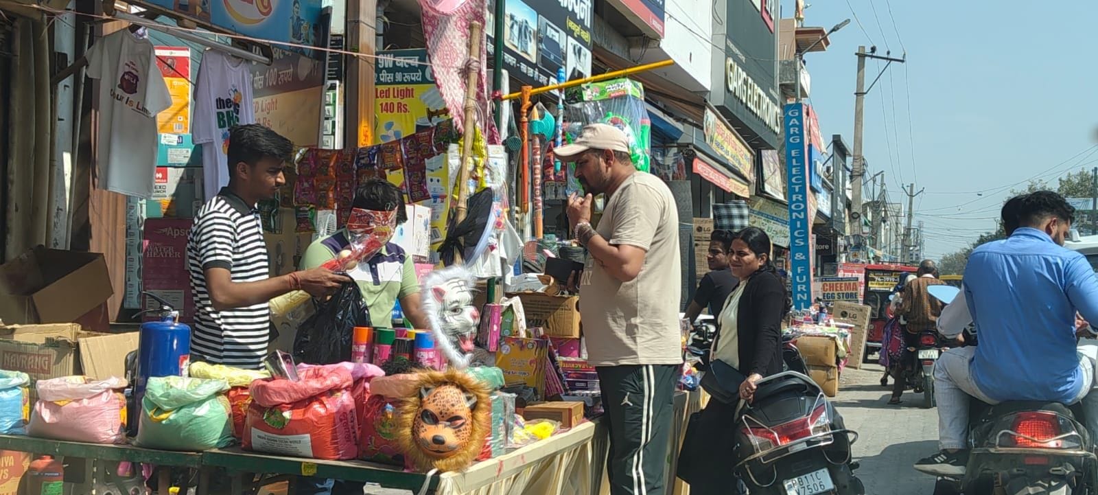 02जेएनडी02: शहर के सफीदों गेट पर भंडारे का प्रसाद वितरित करते श्रद्धालु। संवाद 02जेएनडी02: शहर के सफीदों गेट पर भंडारे का प्रसाद वितरित करते श्रद्धालु। संवाद