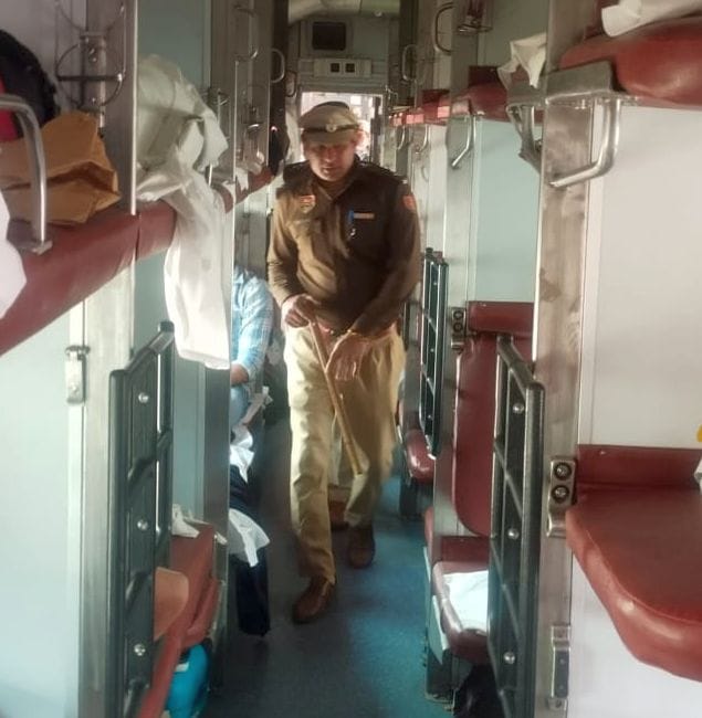 02जेएनडी10-रेलवे जंक्शन पर तलाशी अभियान चलाते हुए जीआरपी और आरपीएफ के जवान। स्रोत पुलिस 02जेएनडी10-रेलवे जंक्शन पर तलाशी अभियान चलाते हुए जीआरपी और आरपीएफ के जवान। स्रोत पुलिस