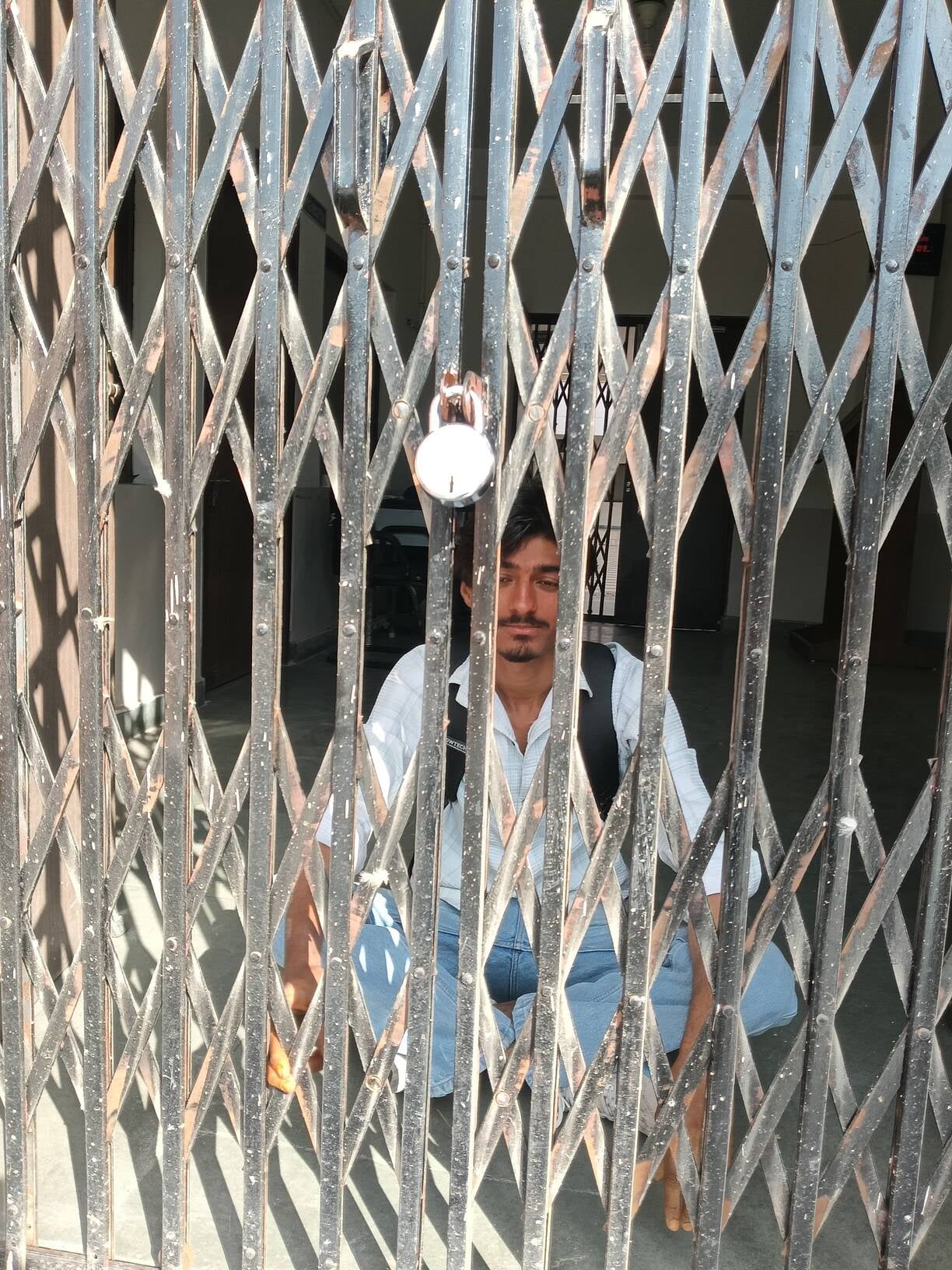 02जेएनडी39-नागरिक अस्पताल में पहुंचे युवक के परिजन। संवाद 02जेएनडी39-नागरिक अस्पताल में पहुंचे युवक के परिजन। संवाद