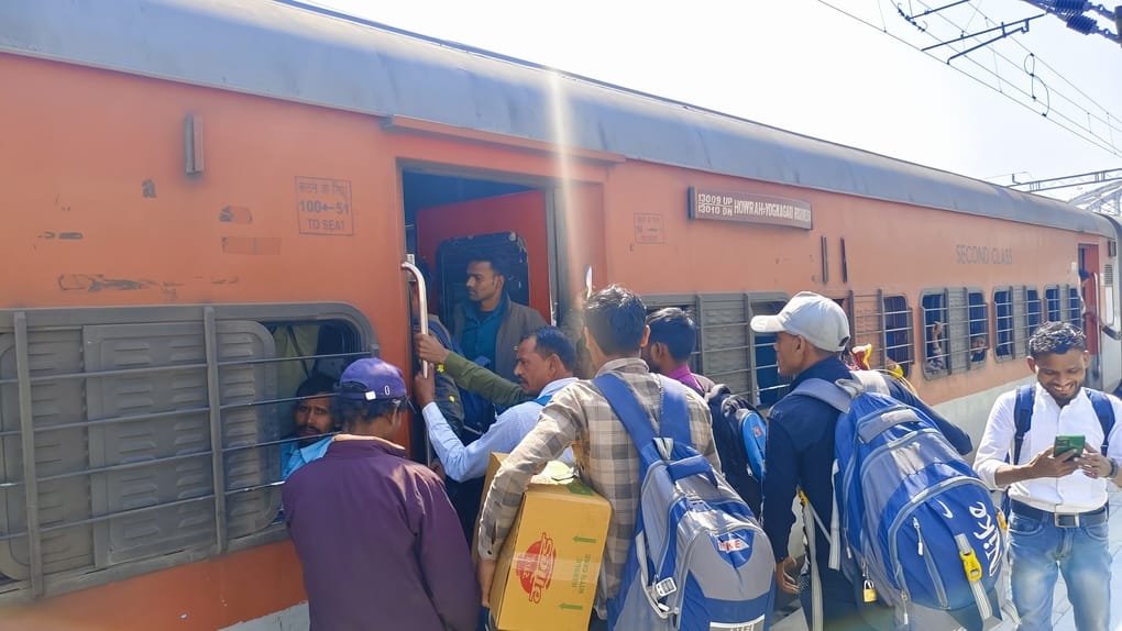 06 -देवकाली बाईपास पर बहराइच और गोंडा जाने के लिए बसों का इंतजार करते यात्री - संवाद 06 -देवकाली बाईपास पर बहराइच और गोंडा जाने के लिए बसों का इंतजार करते यात्री - संवाद