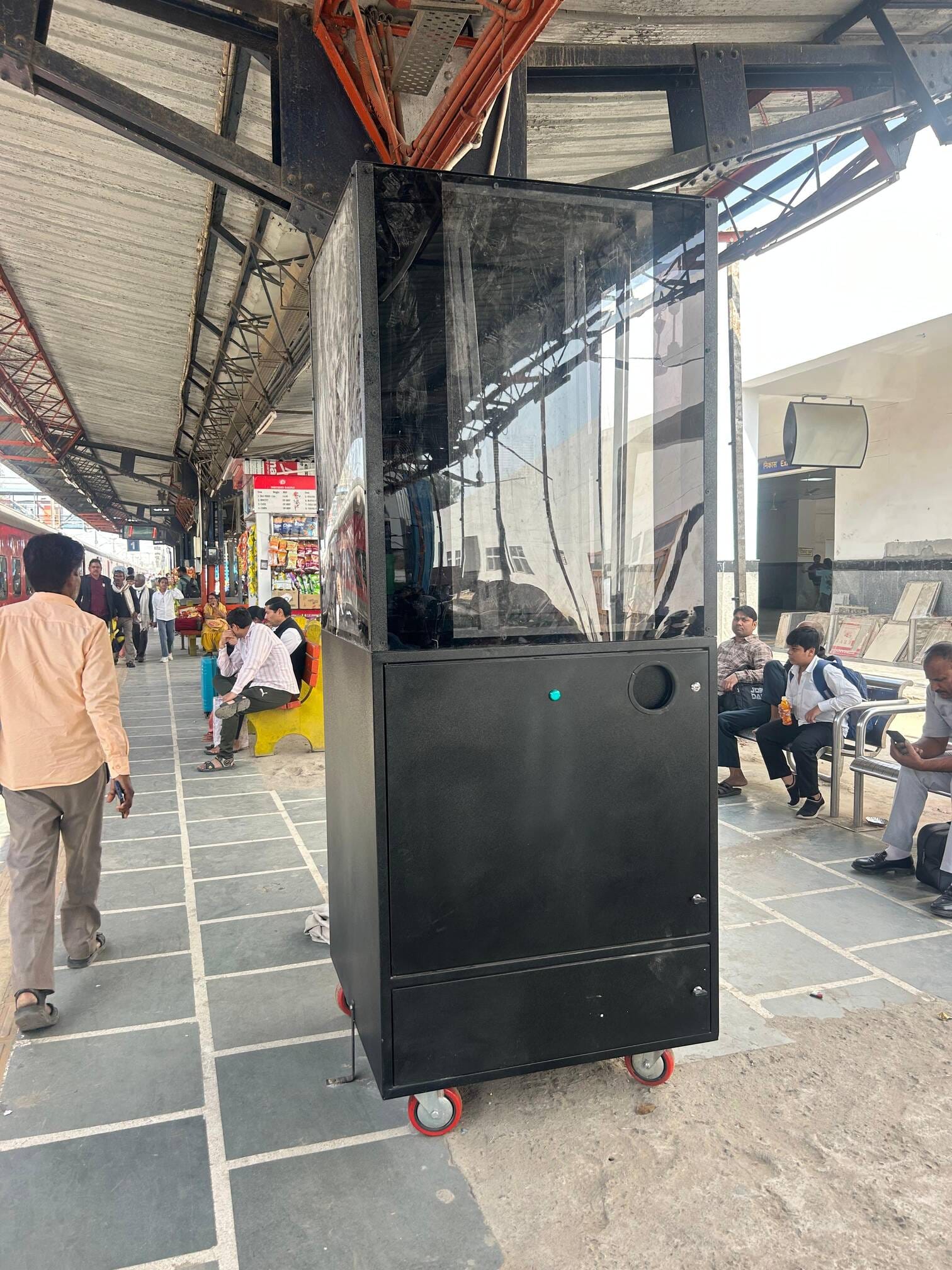 1-रोहतक रेलवे स्टेशन के प्रवेश द्वार के निकट रखी पीबीसी मशीन। संवाद