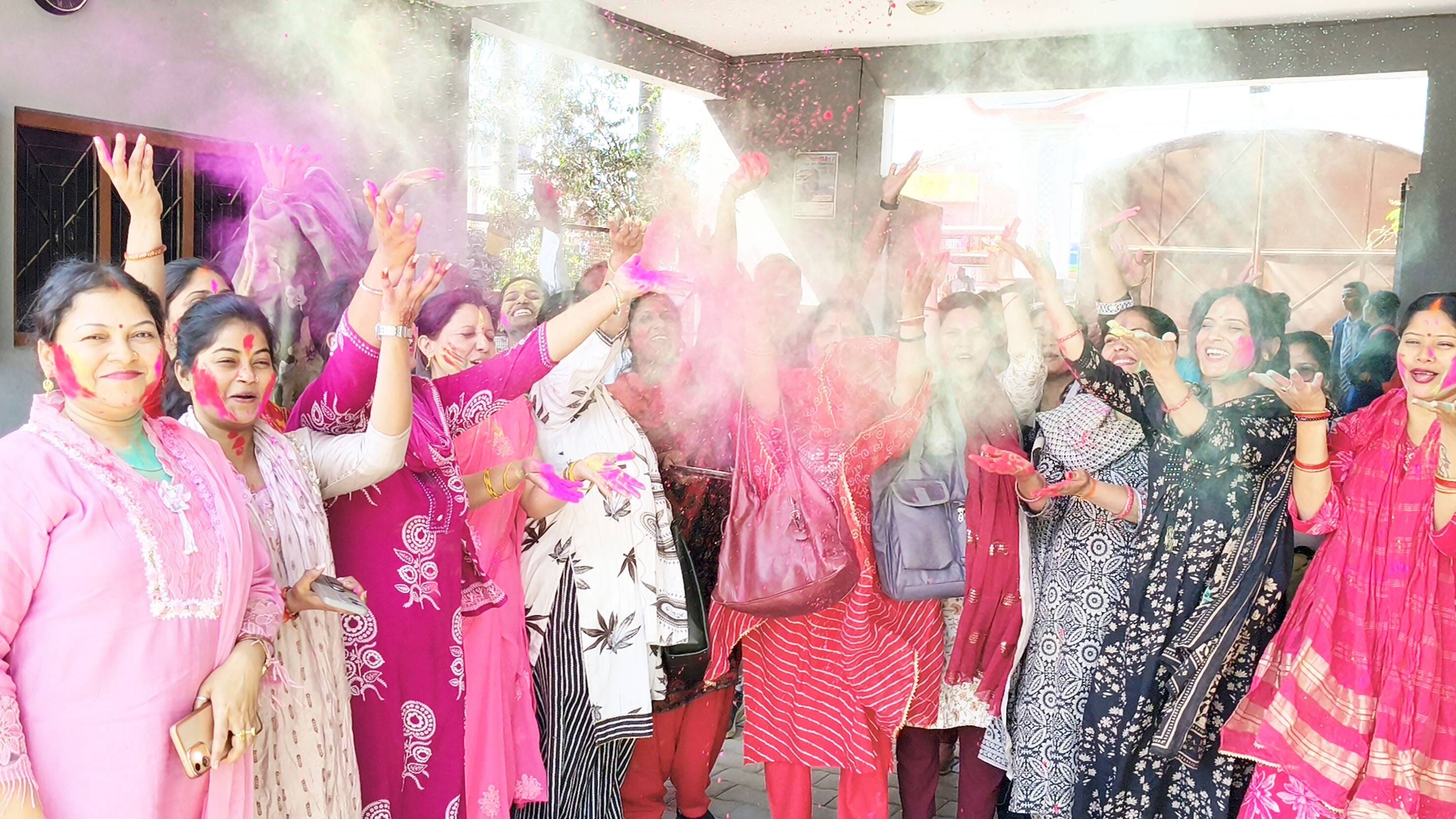 23-गुप्तारघाट में दुपहरिया क्लब की ओर से आयोजित होली के कार्यक्रम में एक दूसरे को गुलाल लगाते 