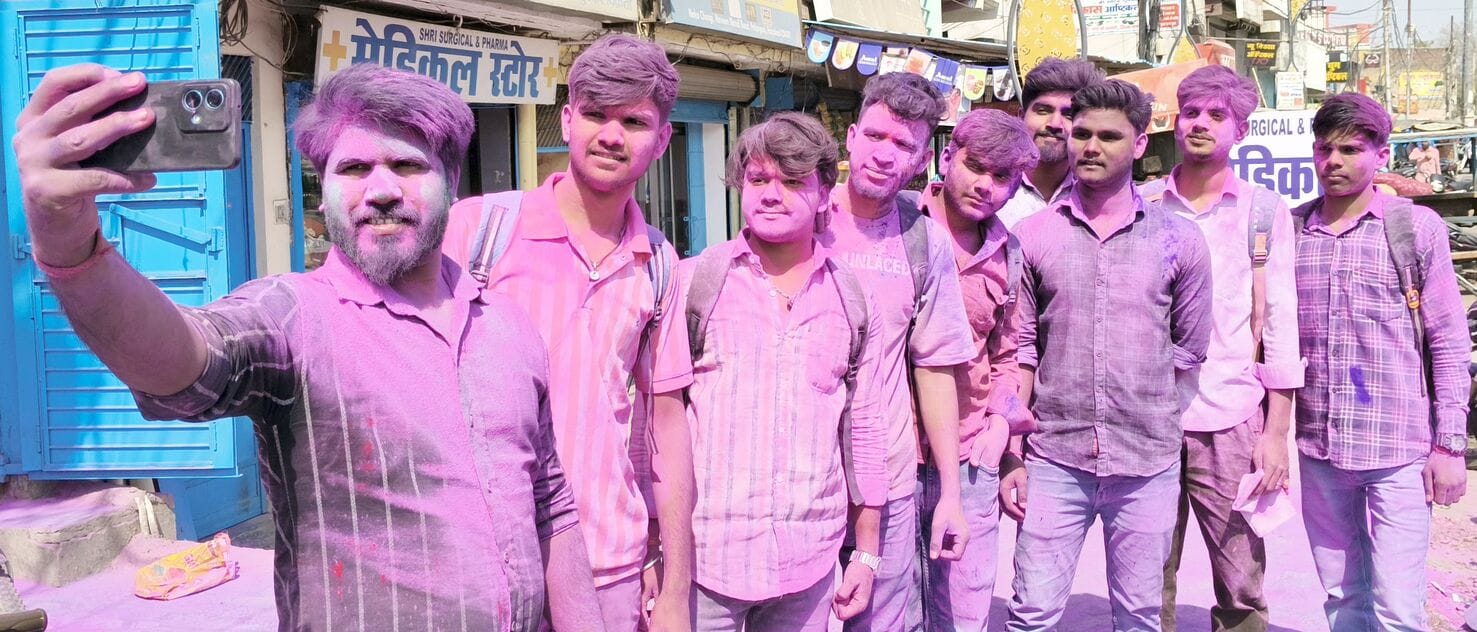 23-गुप्तारघाट में दुपहरिया क्लब की ओर से आयोजित होली के कार्यक्रम में एक दूसरे को गुलाल लगाते 