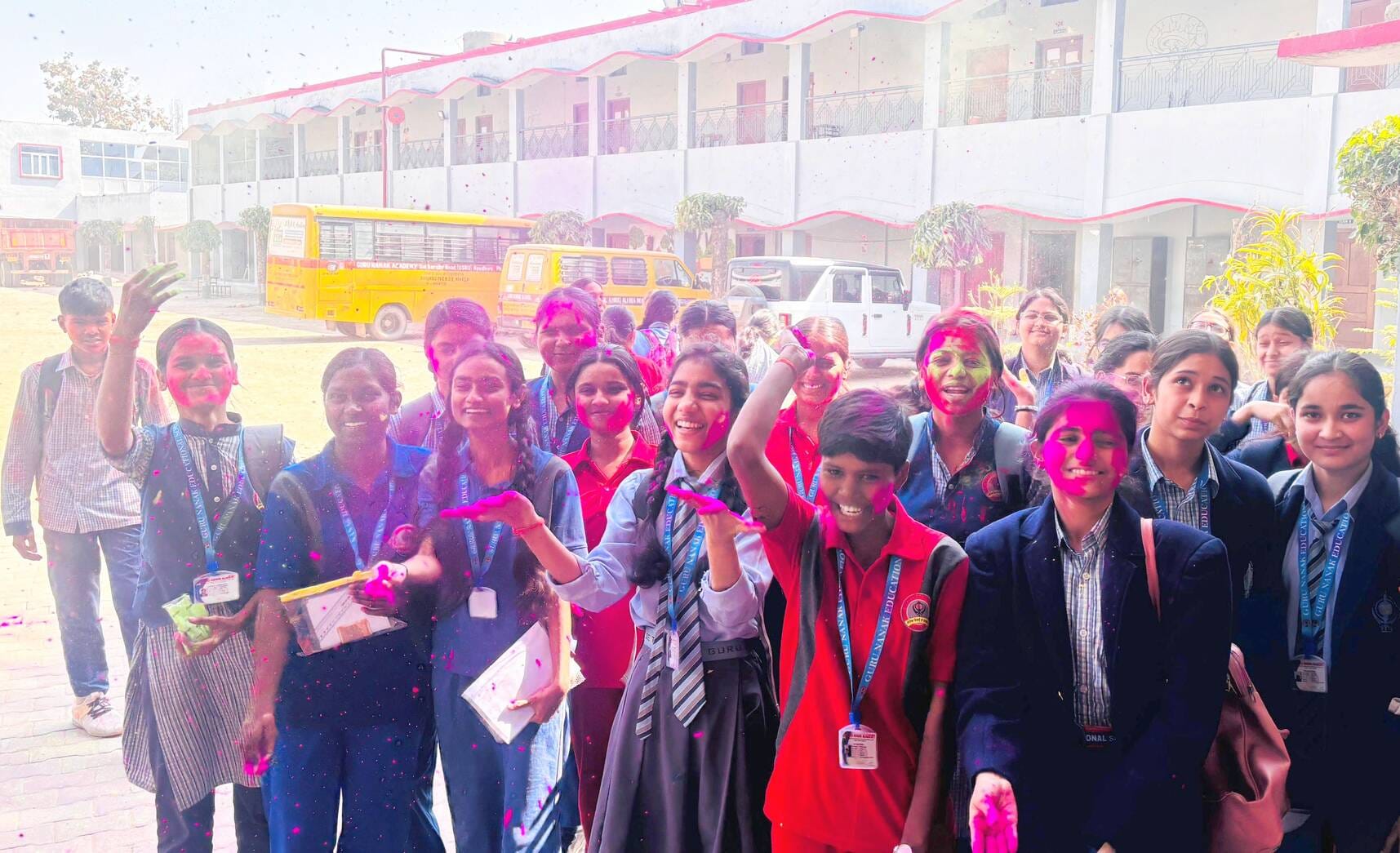 23-गुप्तारघाट में दुपहरिया क्लब की ओर से आयोजित होली के कार्यक्रम में एक दूसरे को गुलाल लगाते 